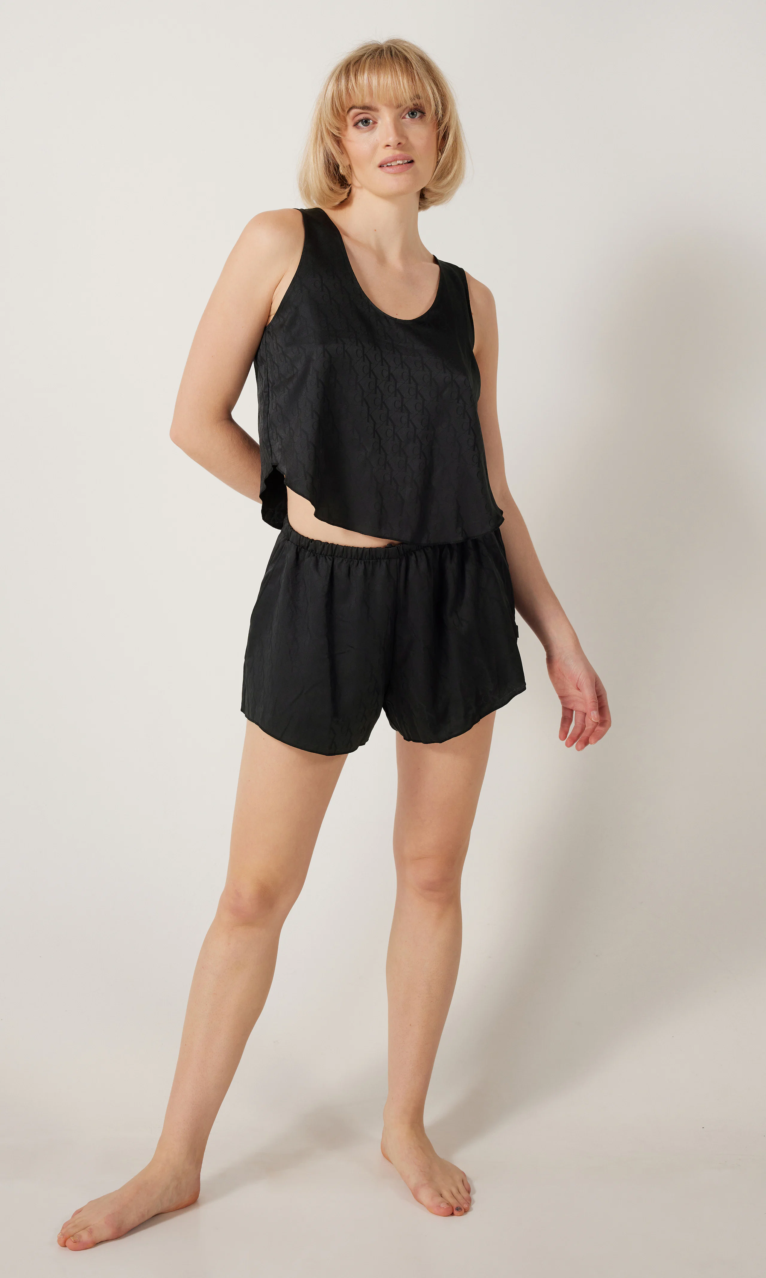 Svart Pyjamas Set. Front 1. Model.