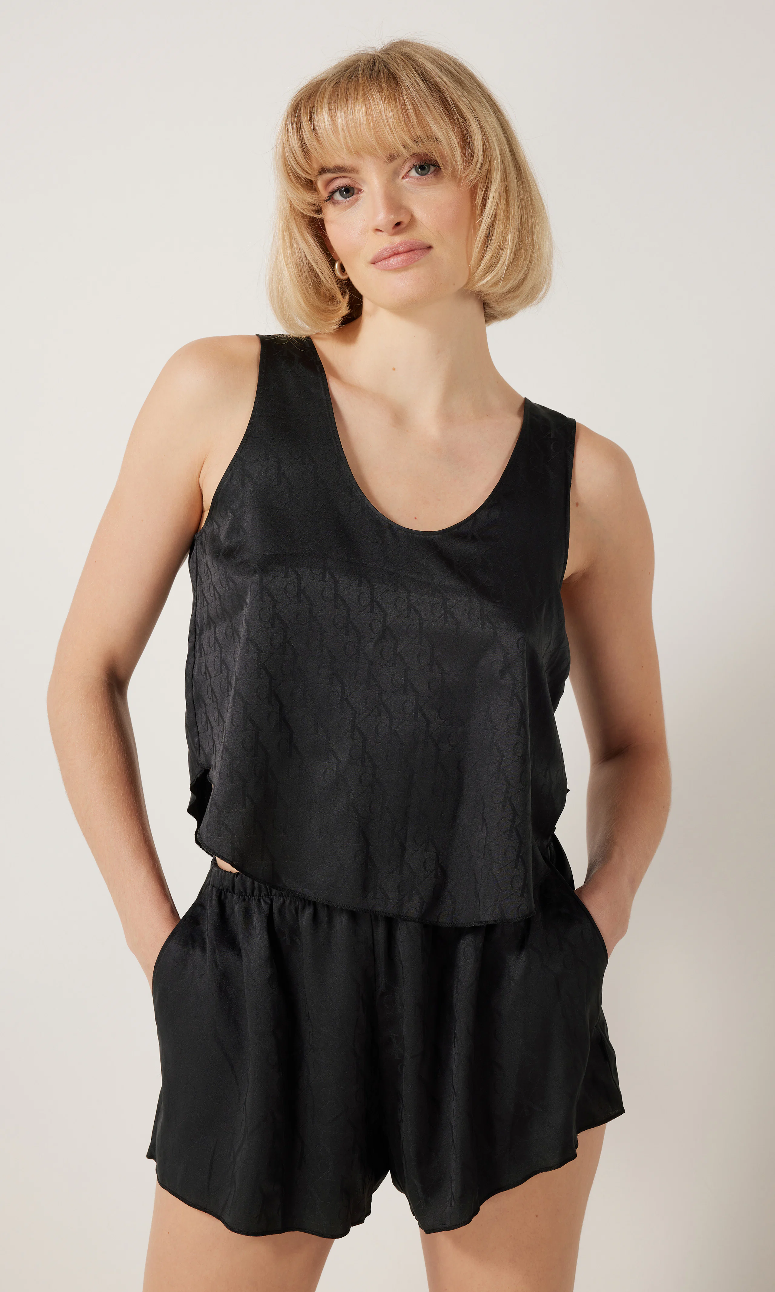 Svart Pyjamas Set. Front. Model.