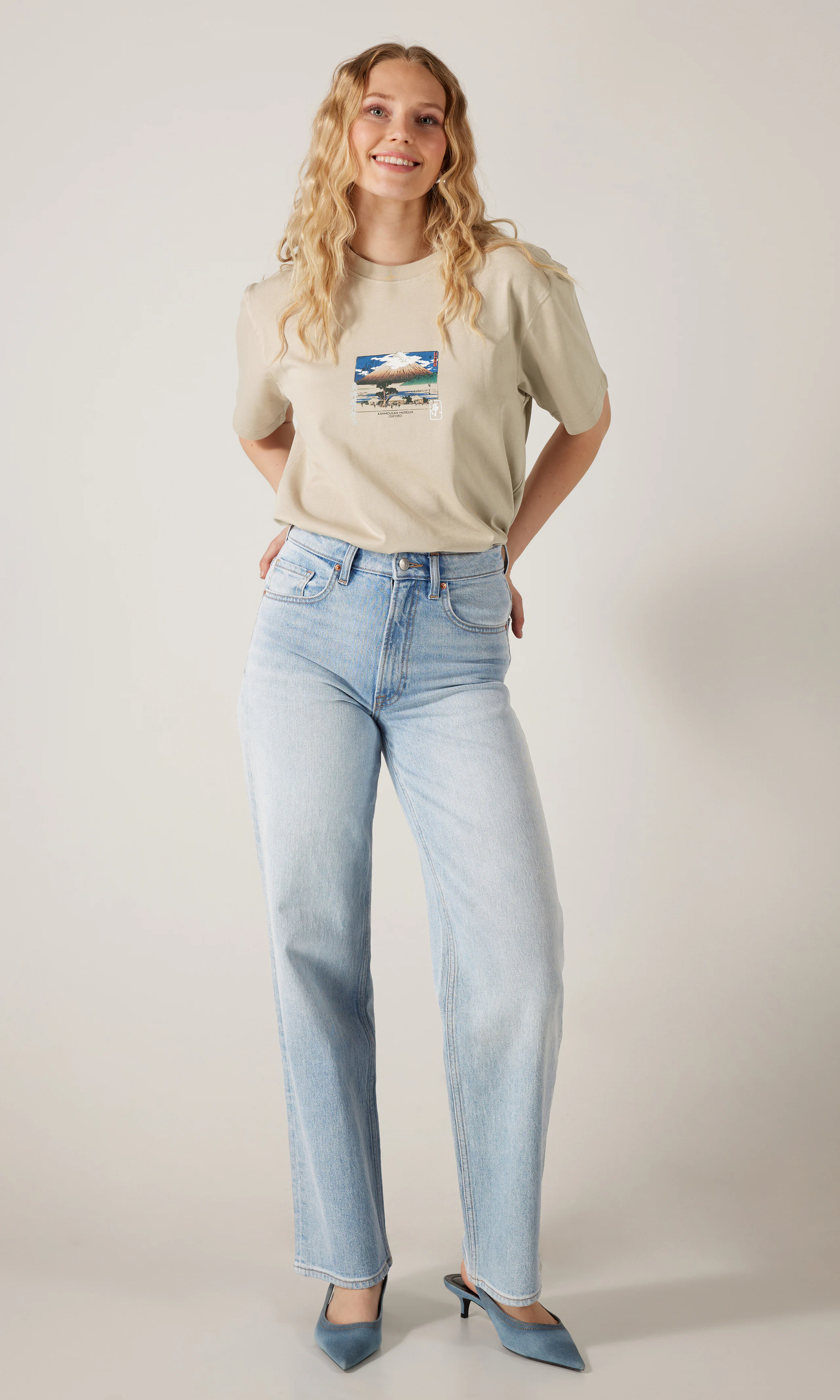 Mountain Beige T-Paita. Front 2. Model.