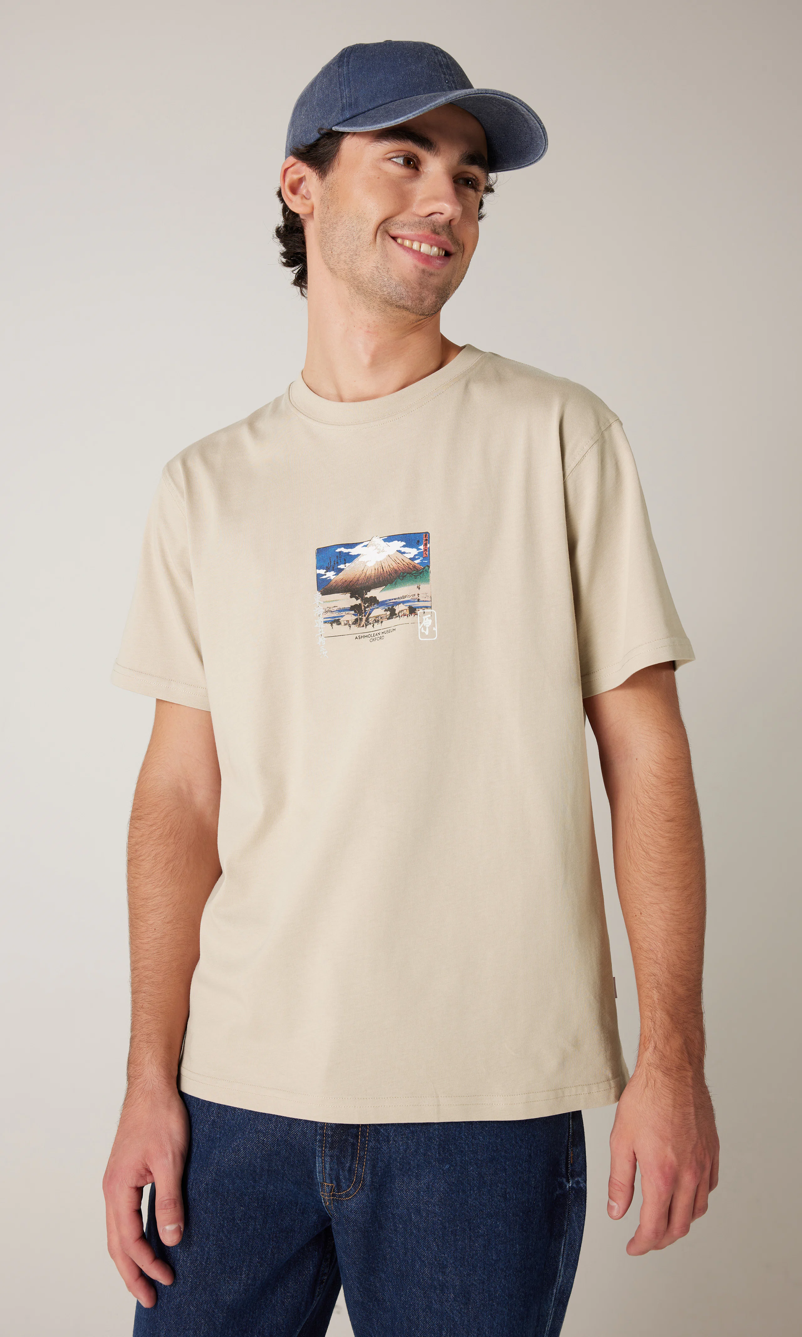 Mountain Beige T-Paita. Front. Model.