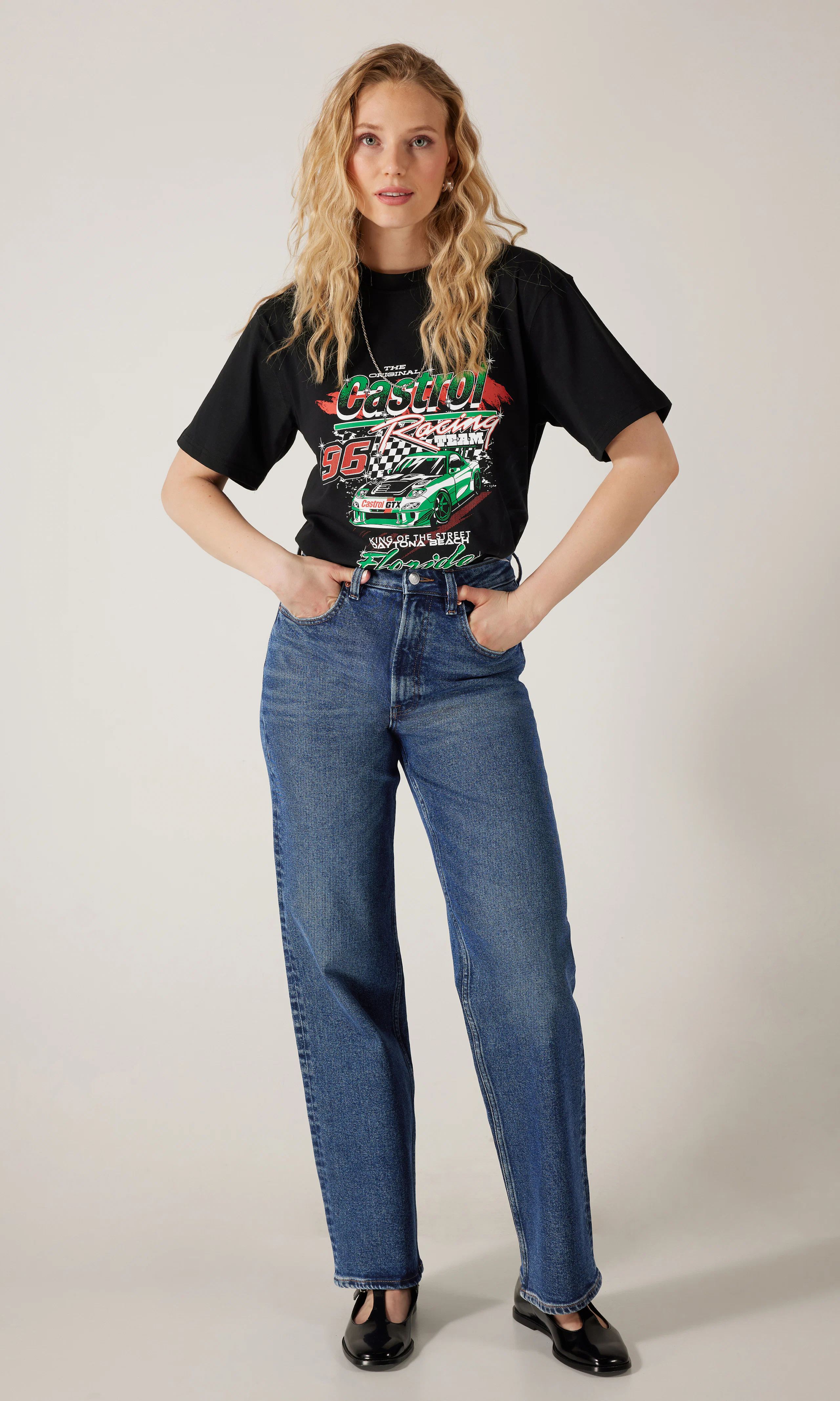 Castrol Musta T-Paita. Front 2. Model.