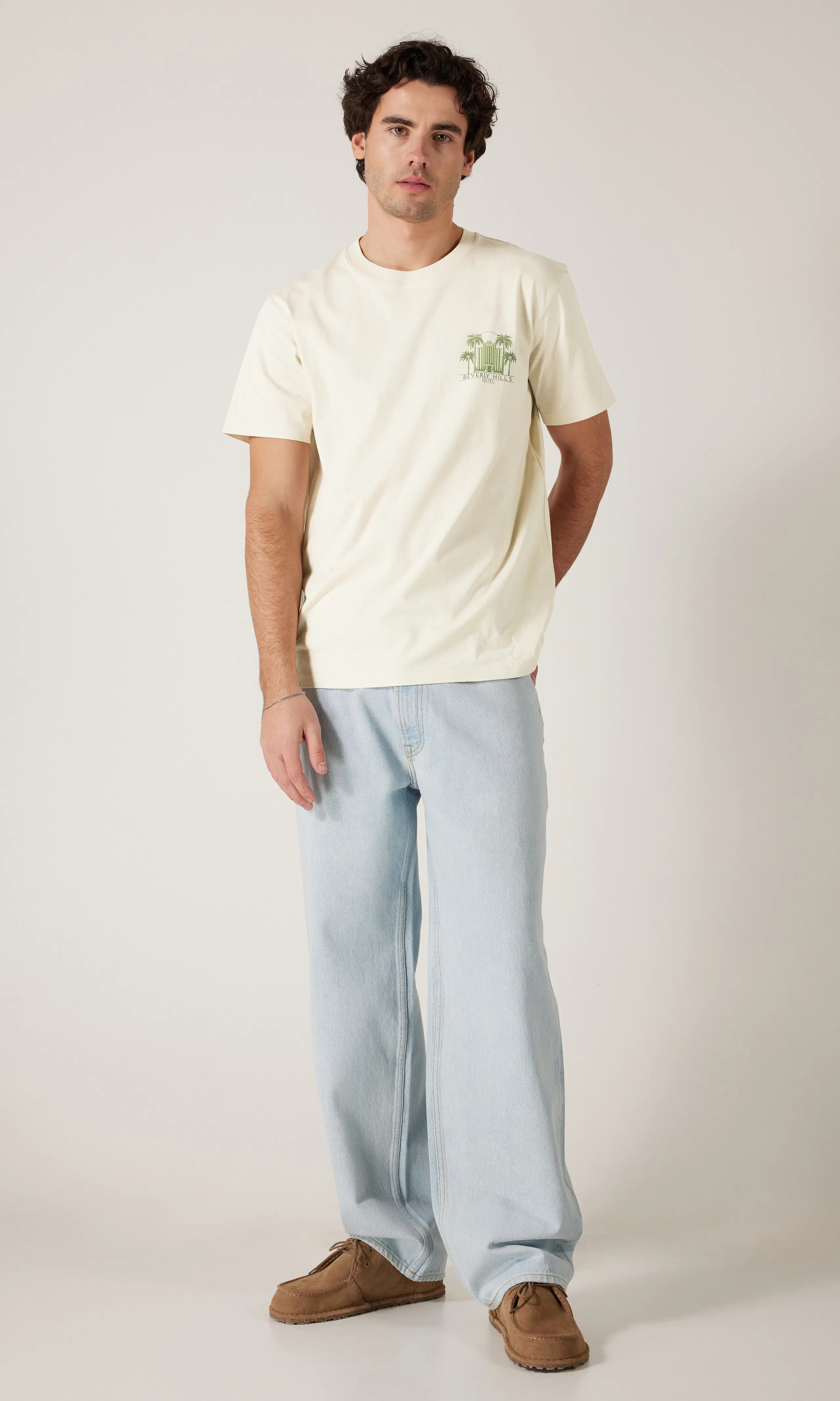 Beverly Hills T-Skjorte. Front 1. Model.