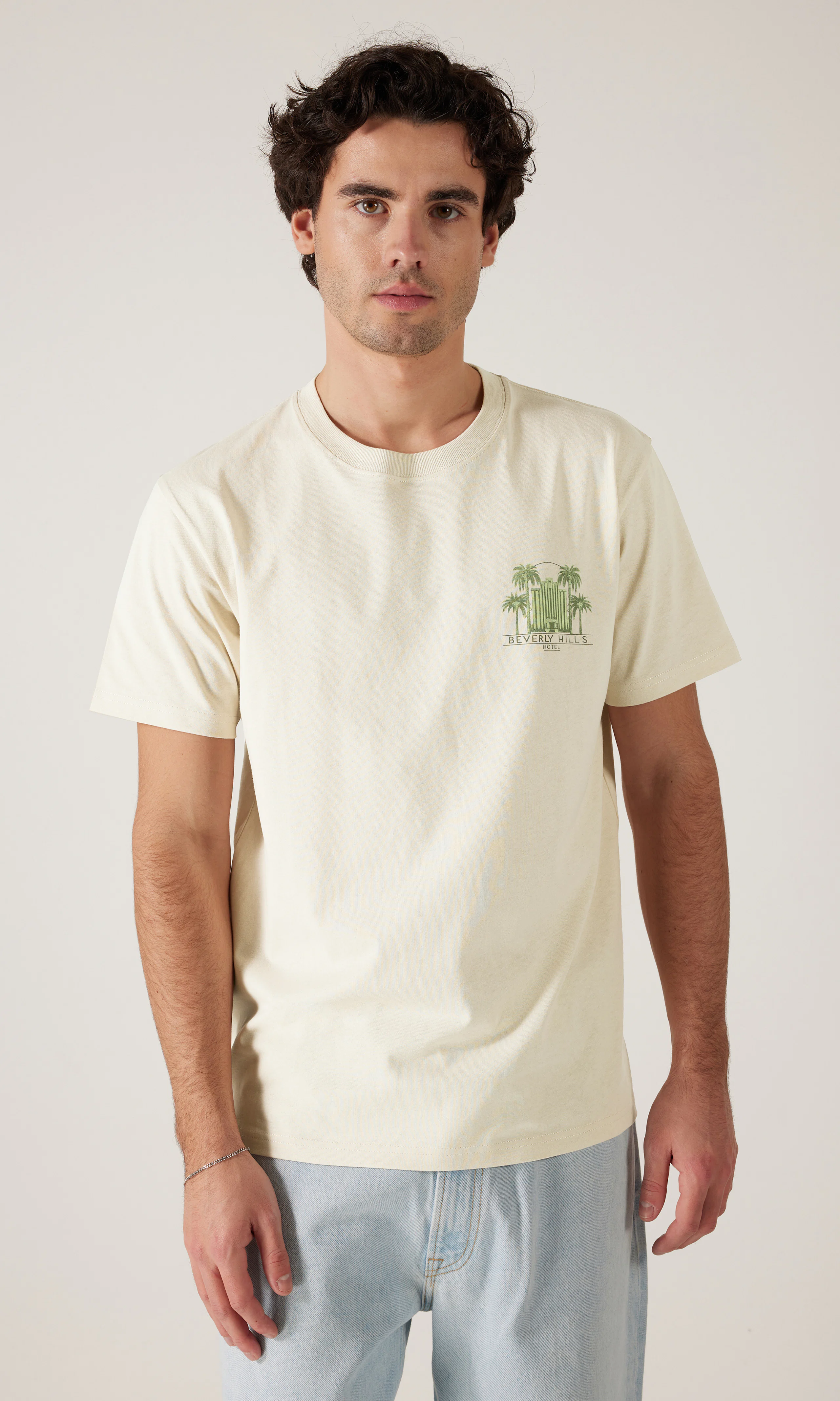 Beverly Hills T-Skjorte. Front. Model.