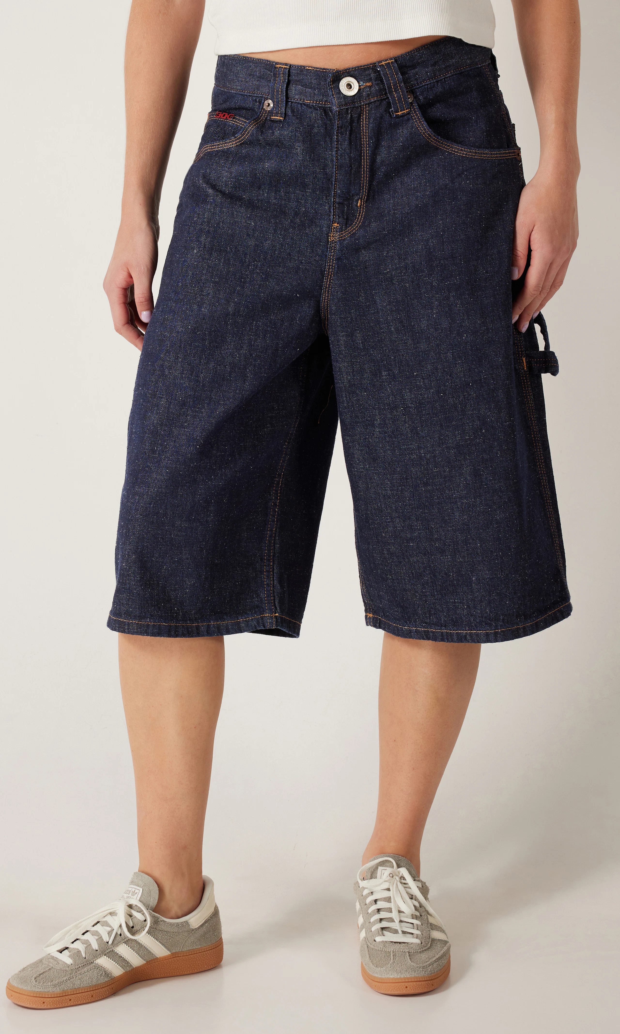 Nicola Mörkblå Denim Shorts. Front. Model.