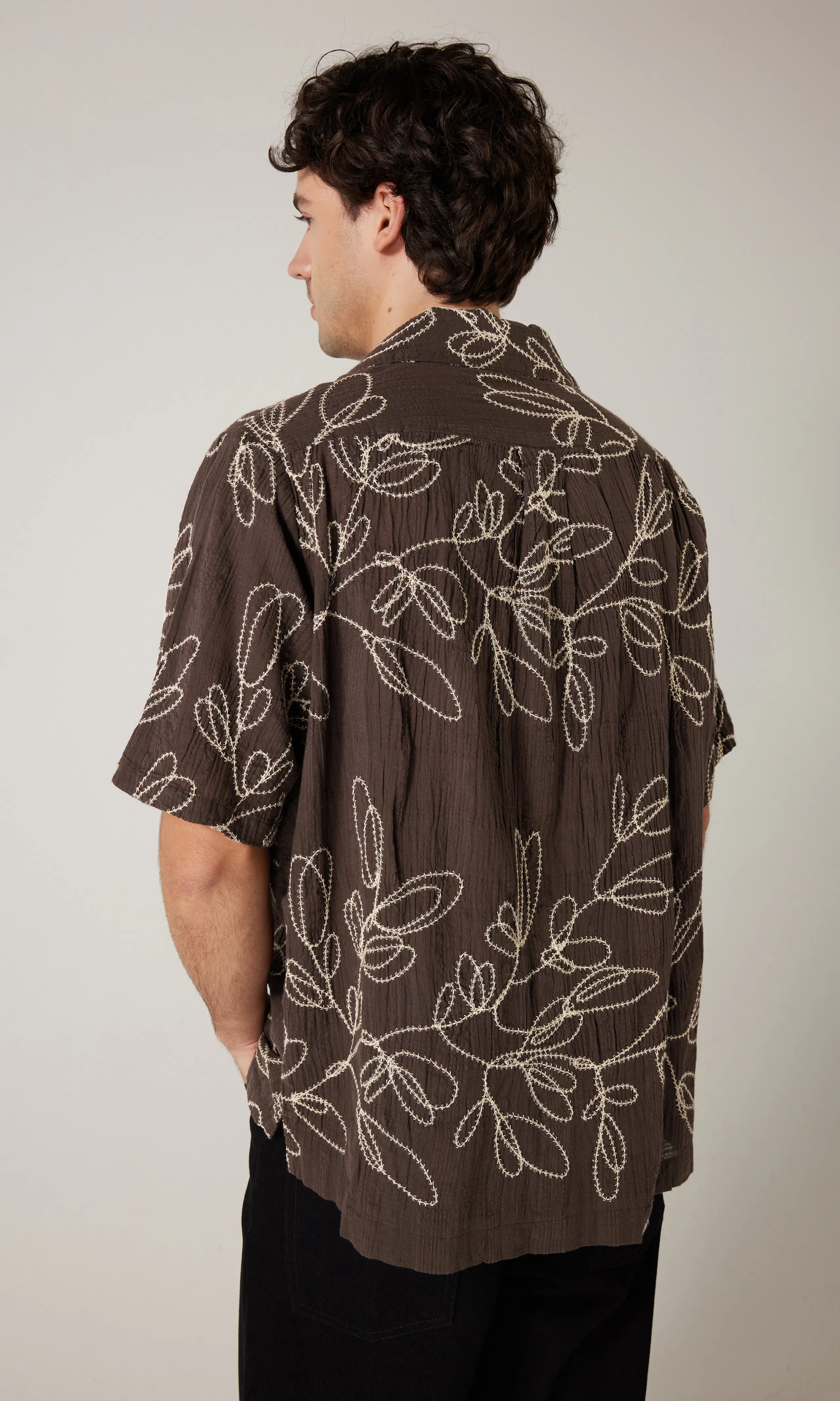 Embroidered Brun Skjorta. Back. Model.
