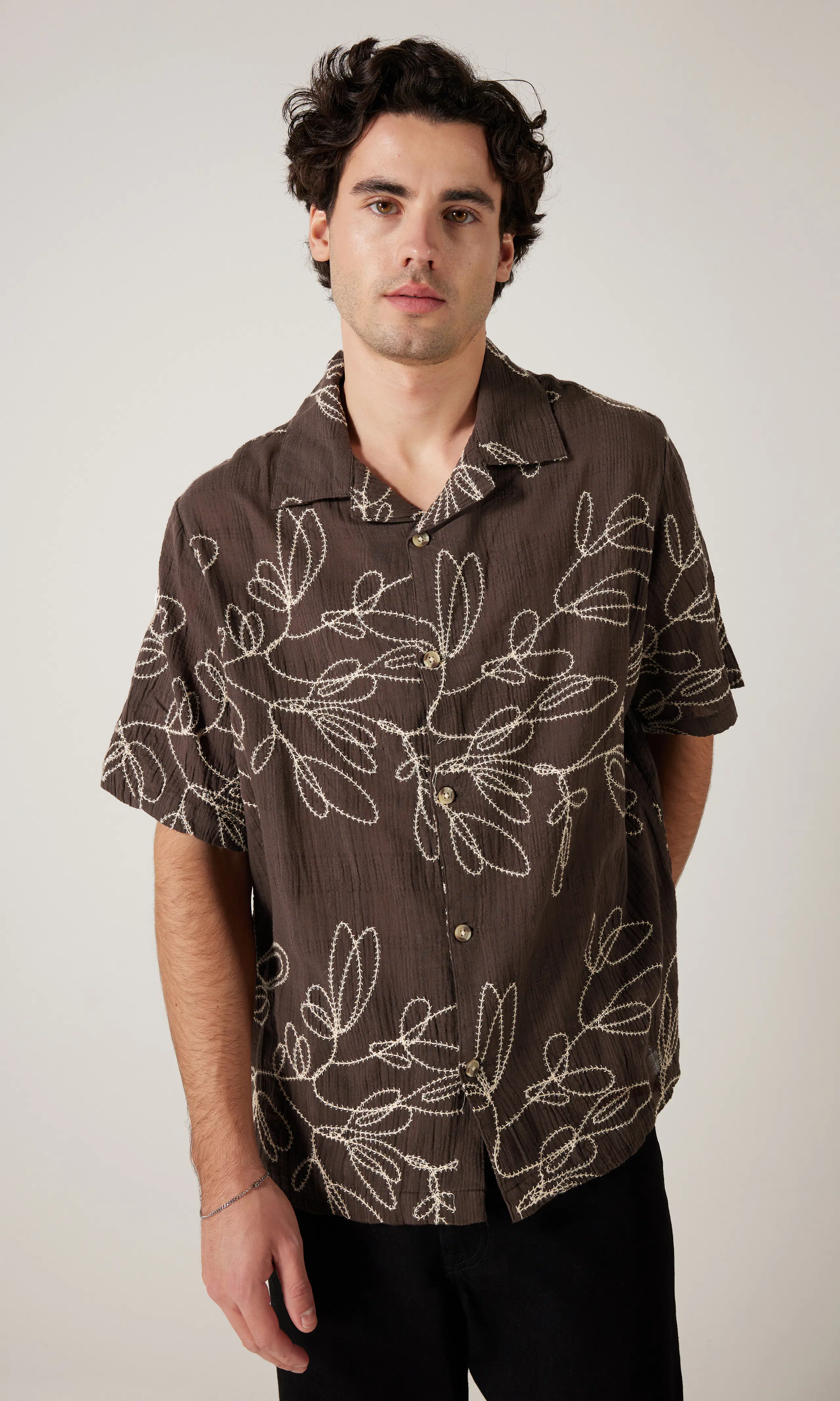 Embroidered Brun Skjorta. Front. Model.