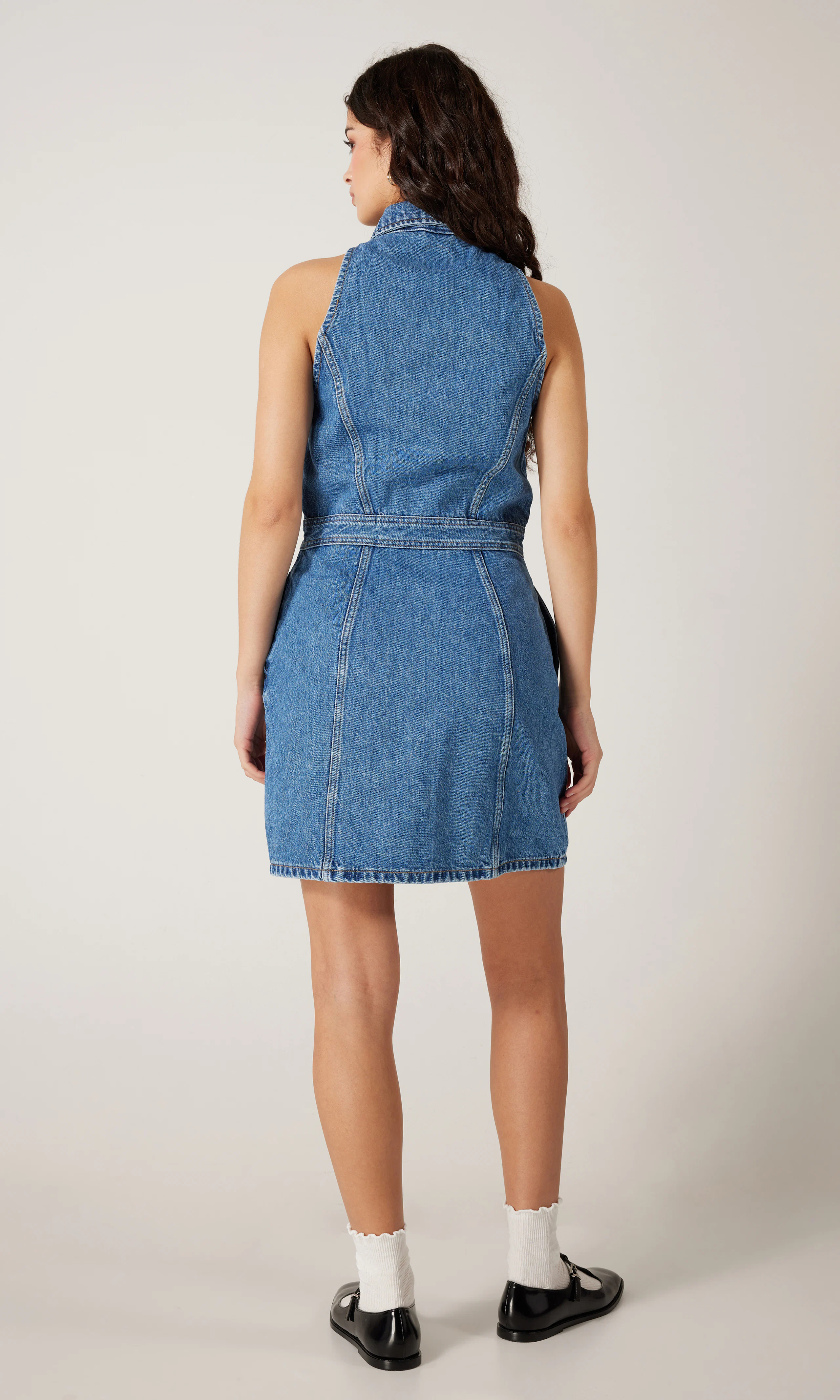 Kinsley Denim Kjole. Back. Model.