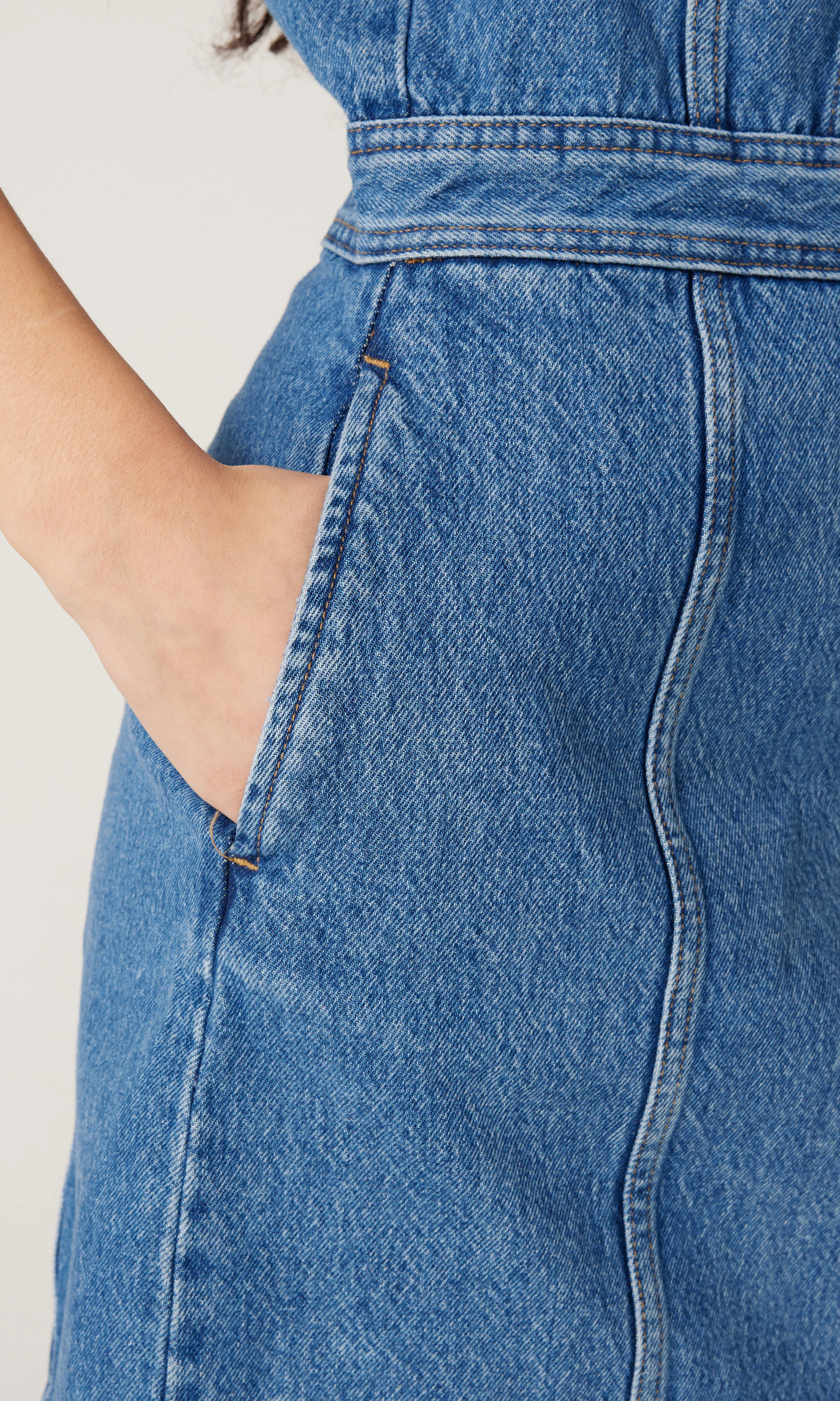 Kinsley Denim Kjole. Detail 2. Model.