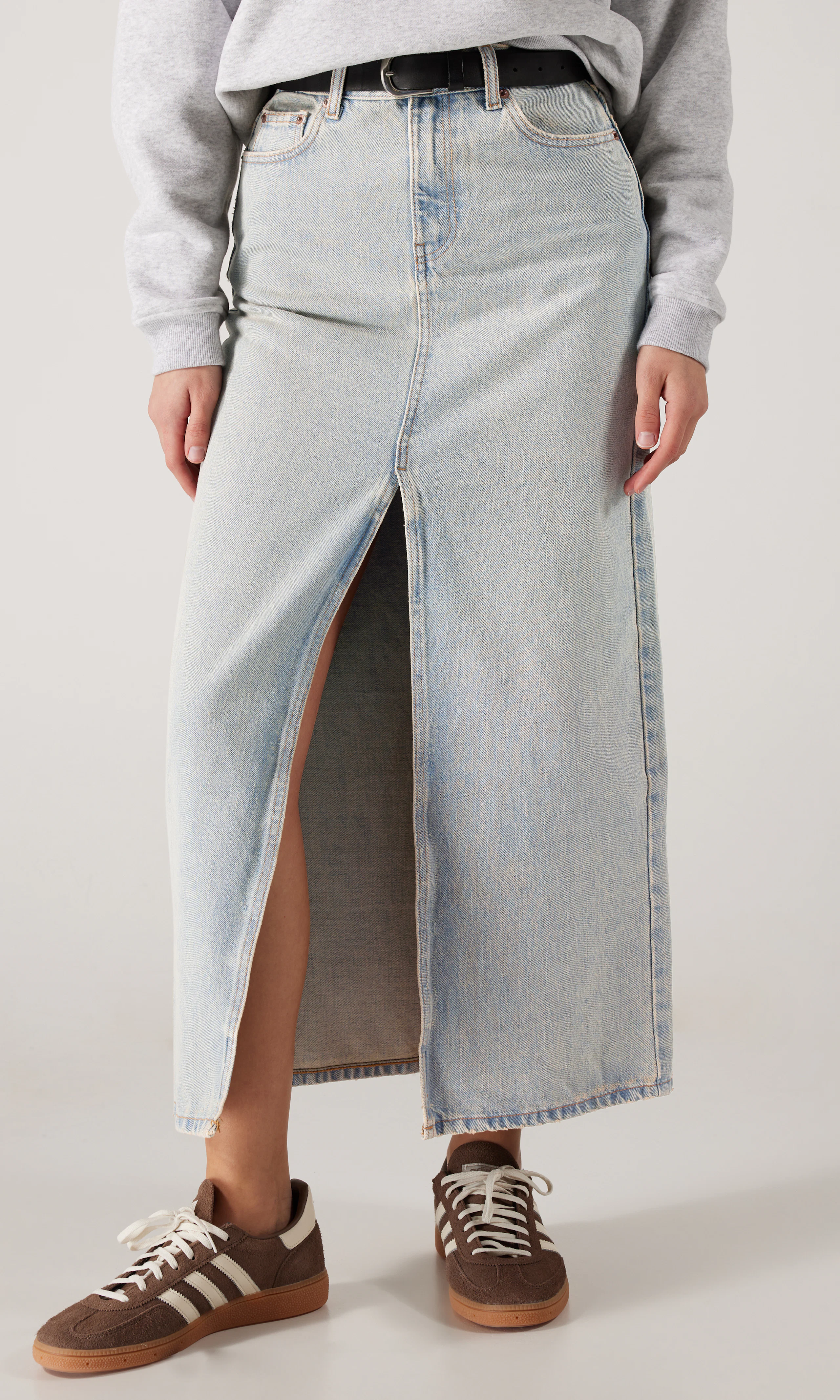 Myra Ljusblå Denim Kjol. Front. Model.