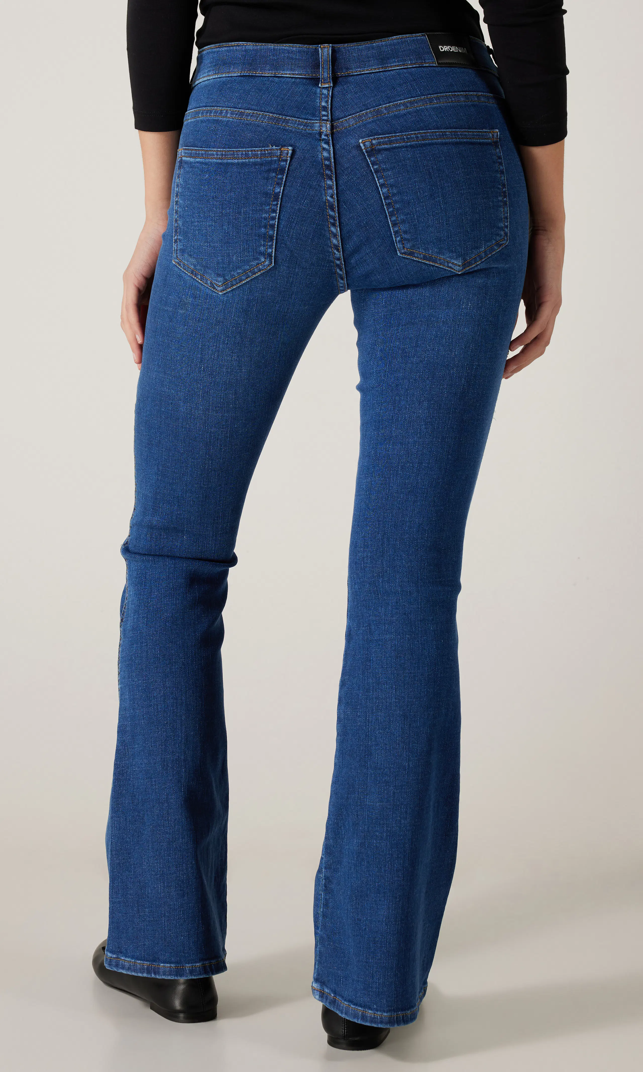 Lexy Mid Bootcut Medium Blå Jeans. Back. Model.