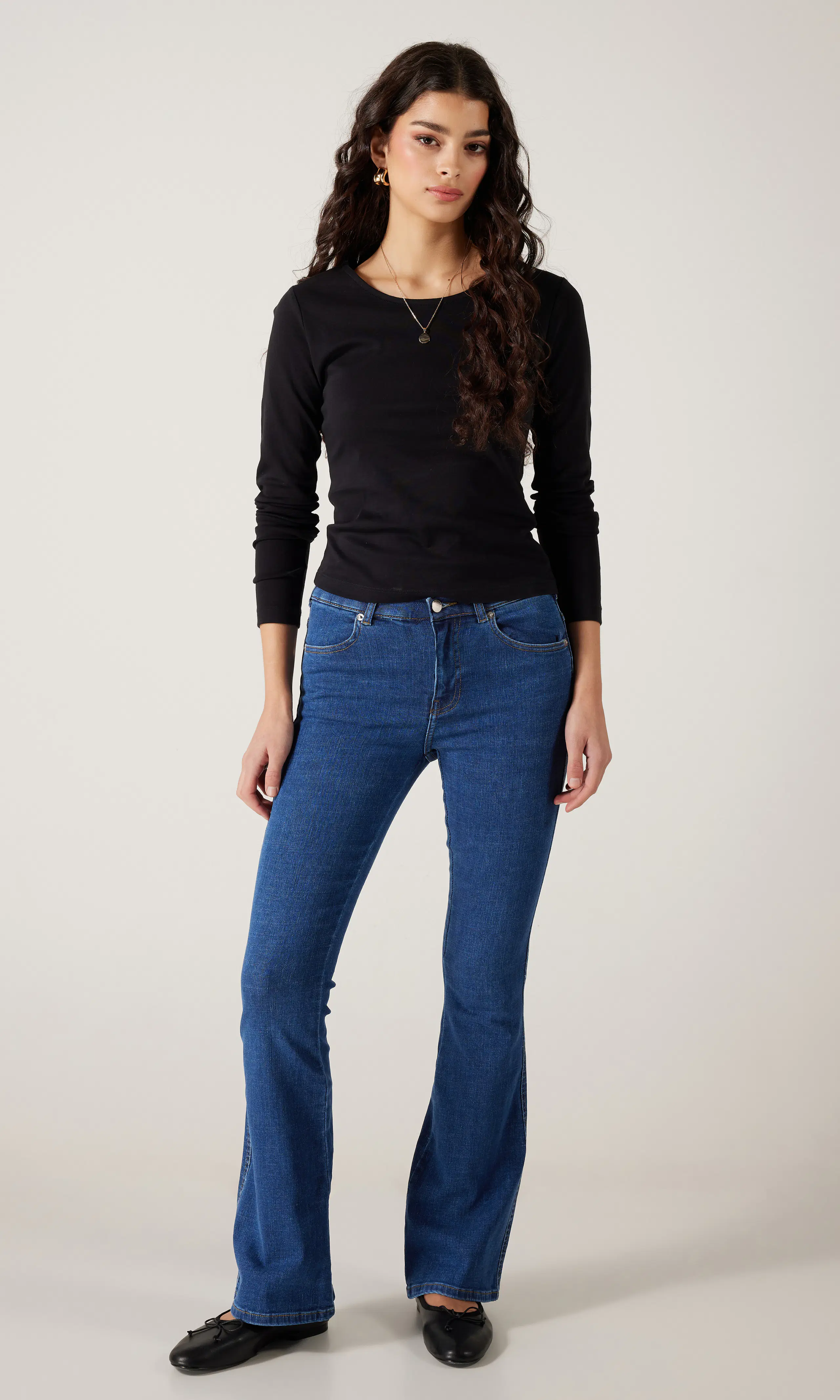 Lexy Mid Bootcut Medium Blå Jeans. Front 1. Model.