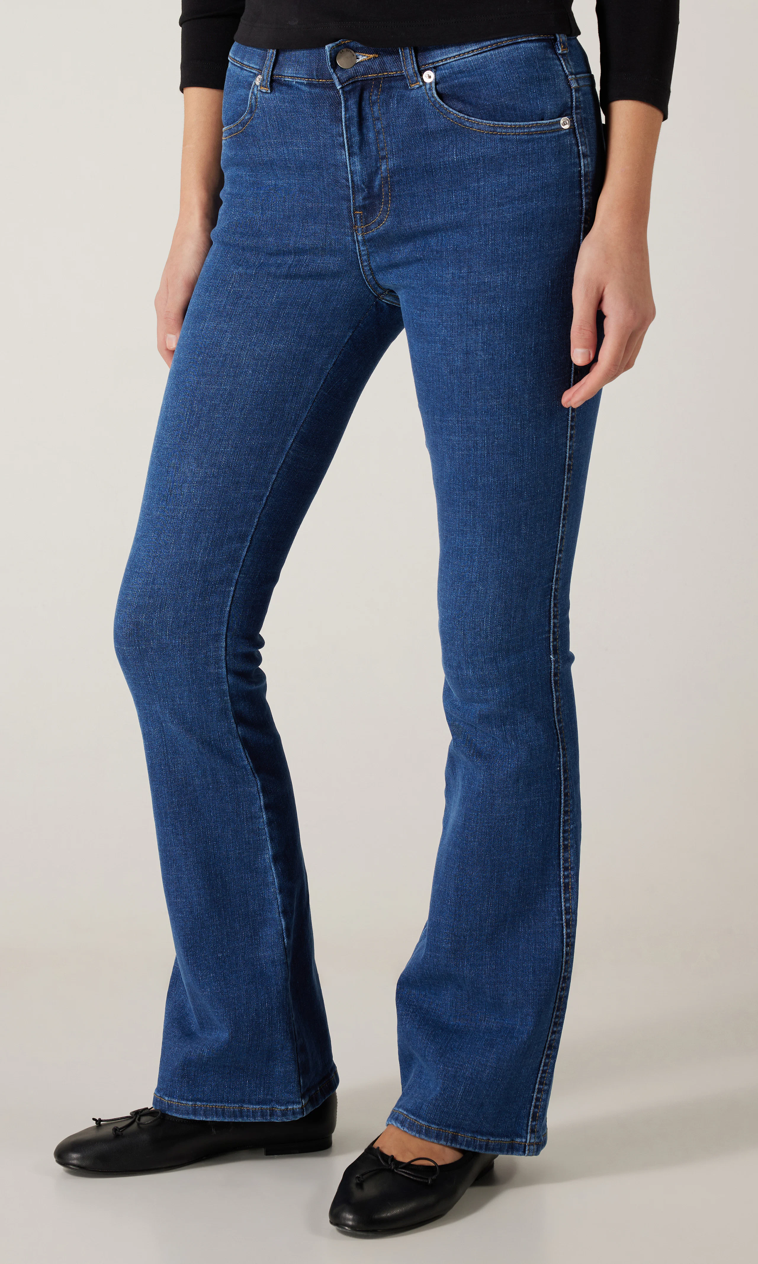 Lexy Mid Bootcut Medium Blå Jeans. Front. Model.