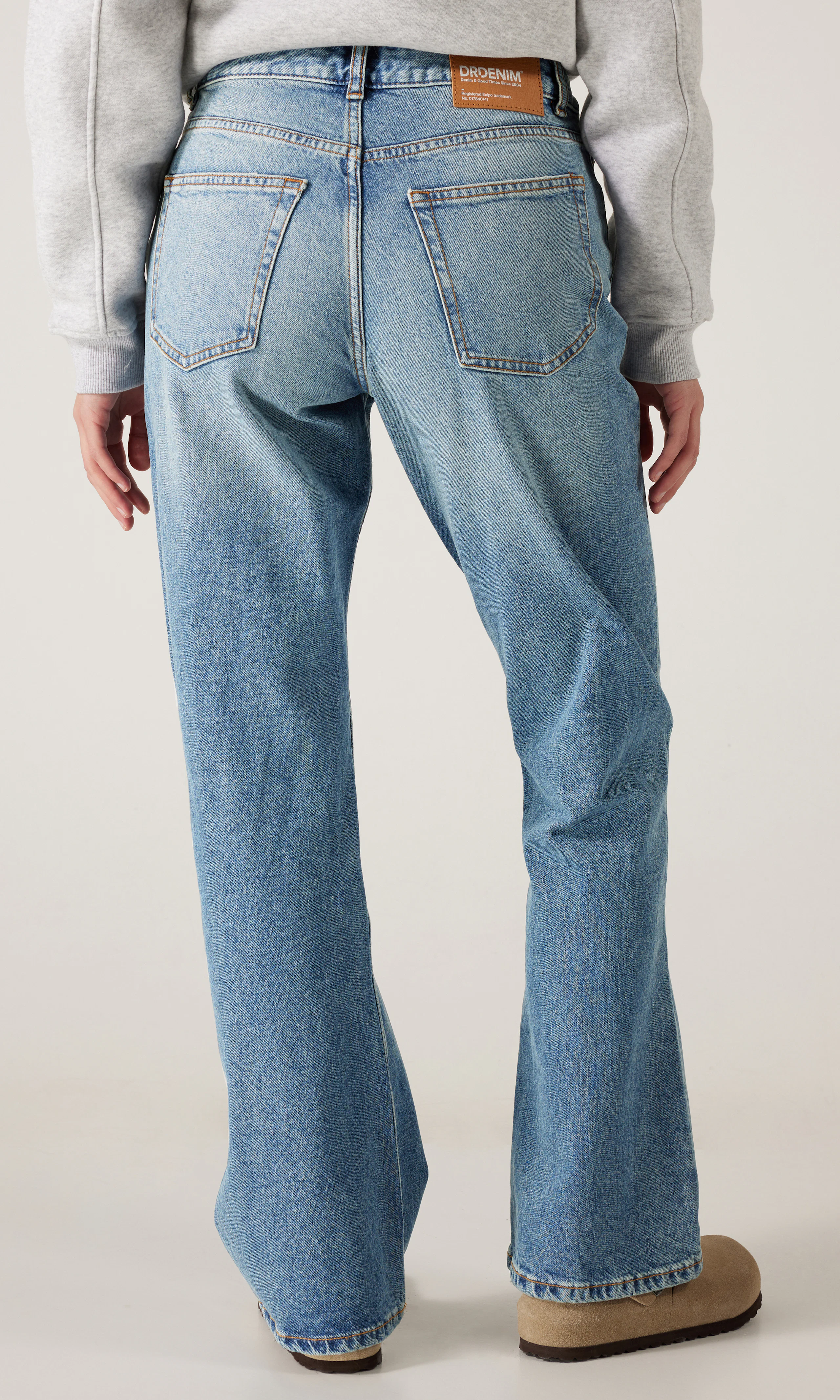 Elba Mid Bootcut Medium Blå Jeans. Back. Model.