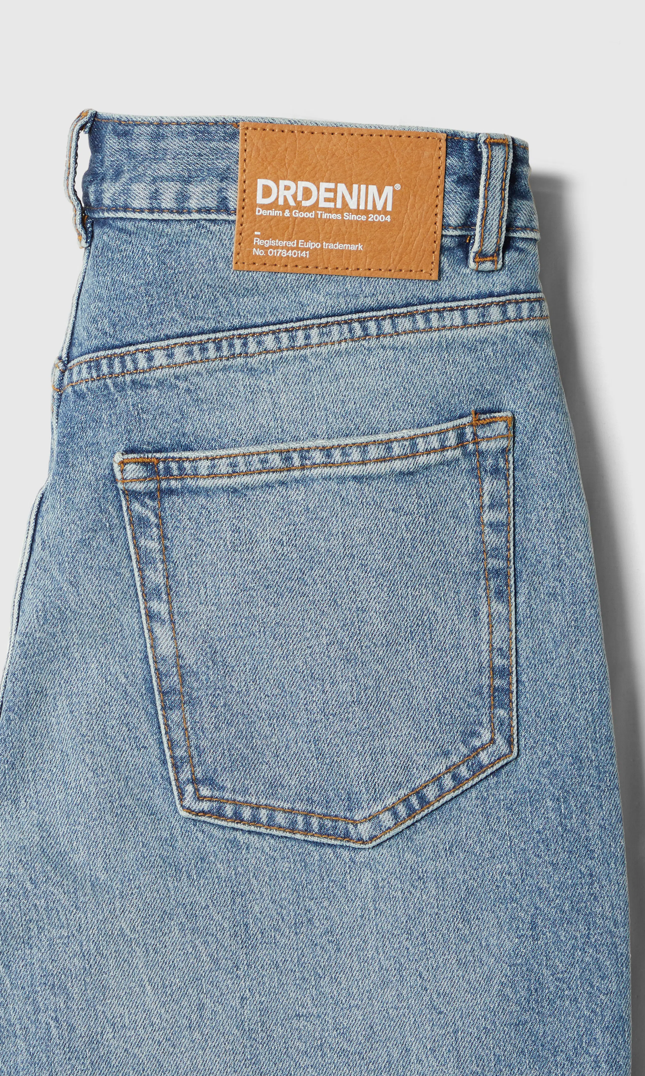 Elba Mid Bootcut Medium Blå Jeans. Detail 1. Flat.