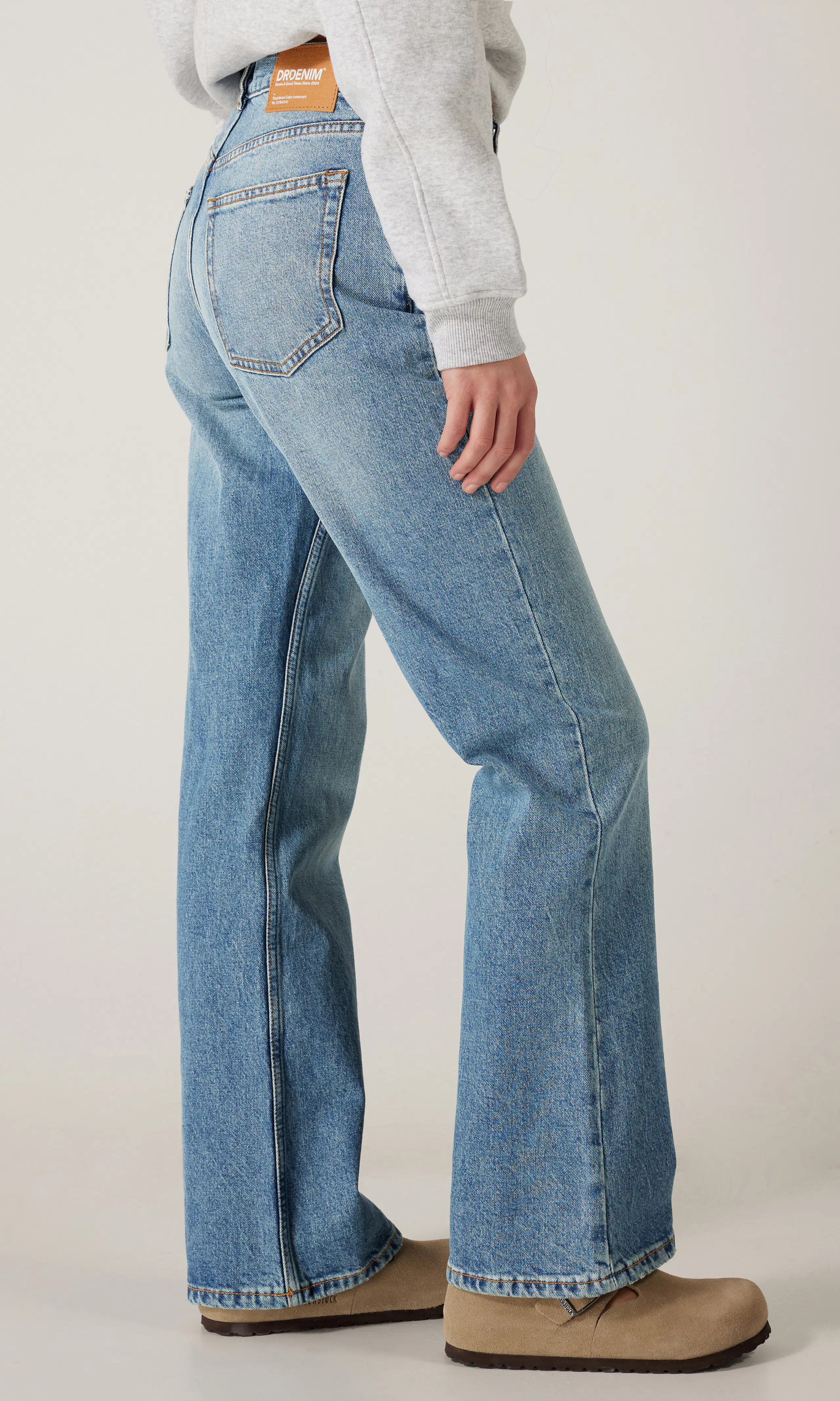 Elba Mid Bootcut Medium Blå Jeans. Front 2. Model.