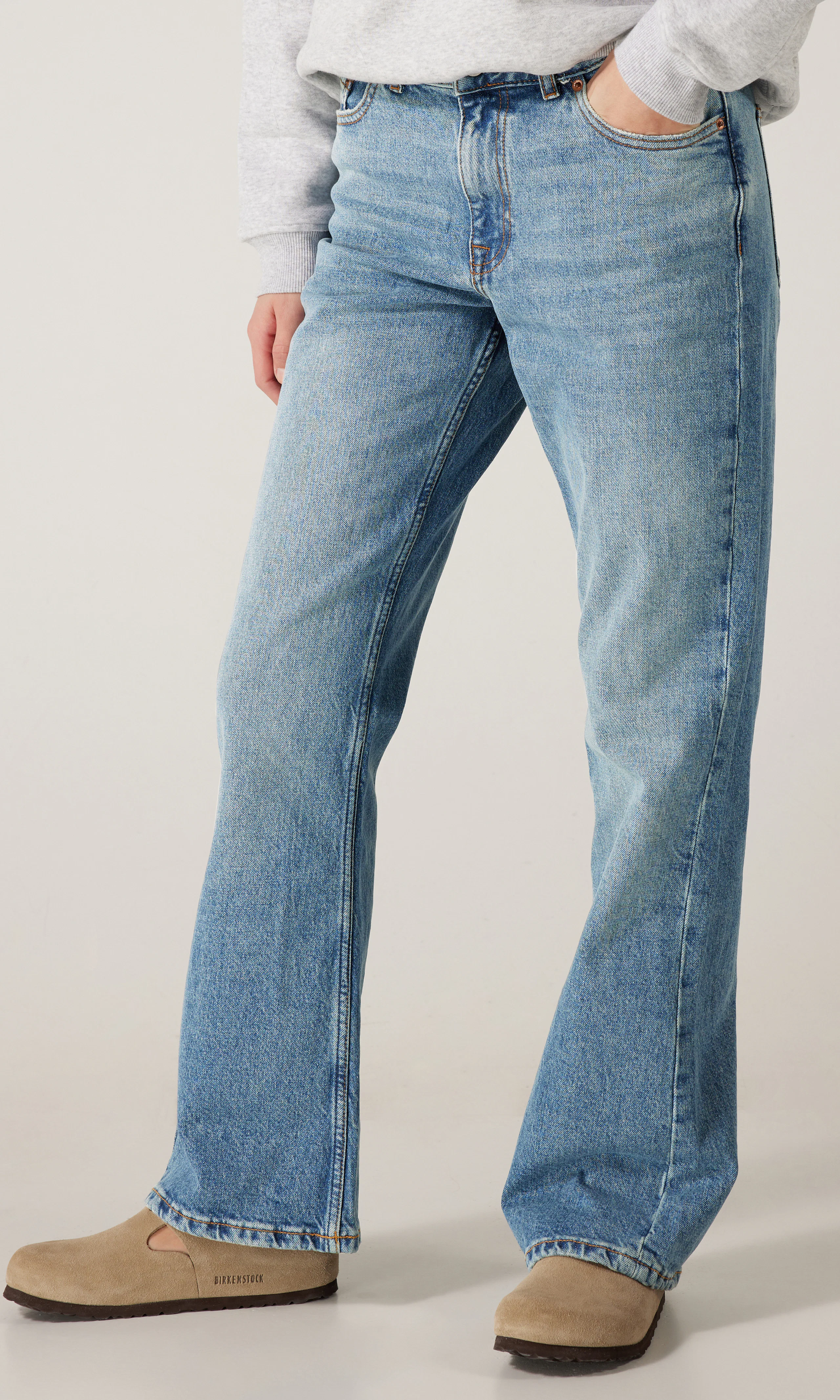 Elba Mid Bootcut Medium Blå Jeans. Front. Model.