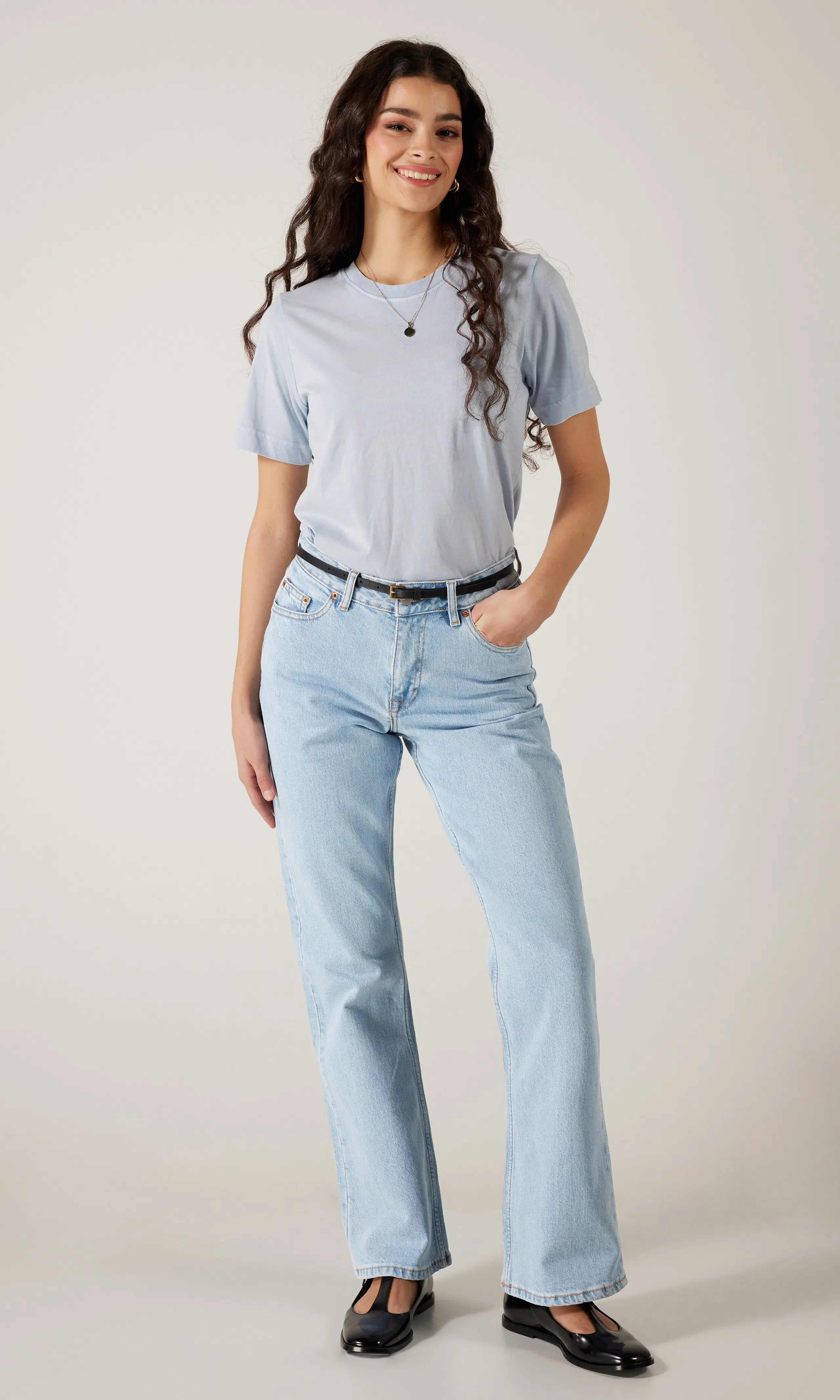 Elba Mid Bootcut Ljusblå Jeans. Front 1. Model.