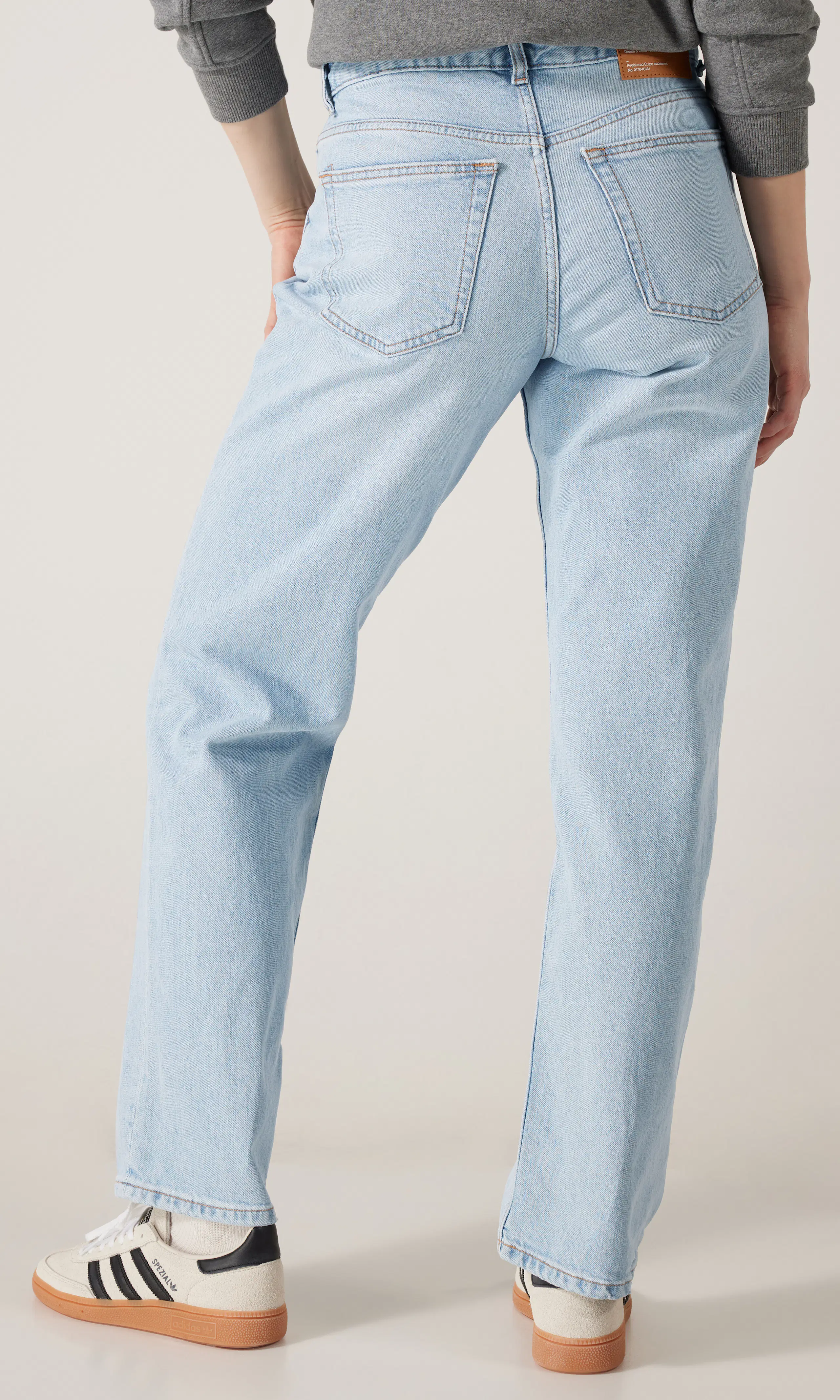 Arch Lys Blå Jeans. Back. Model.