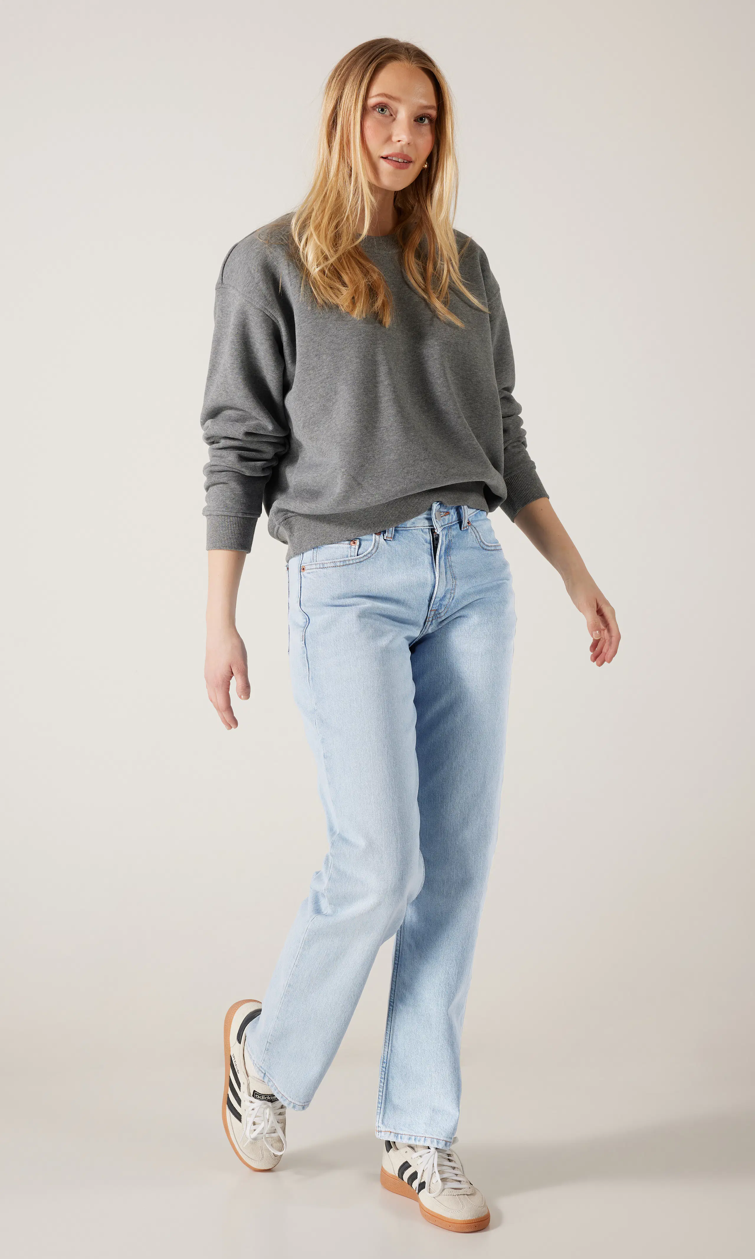 Arch Lys Blå Jeans. Front 1. Model.