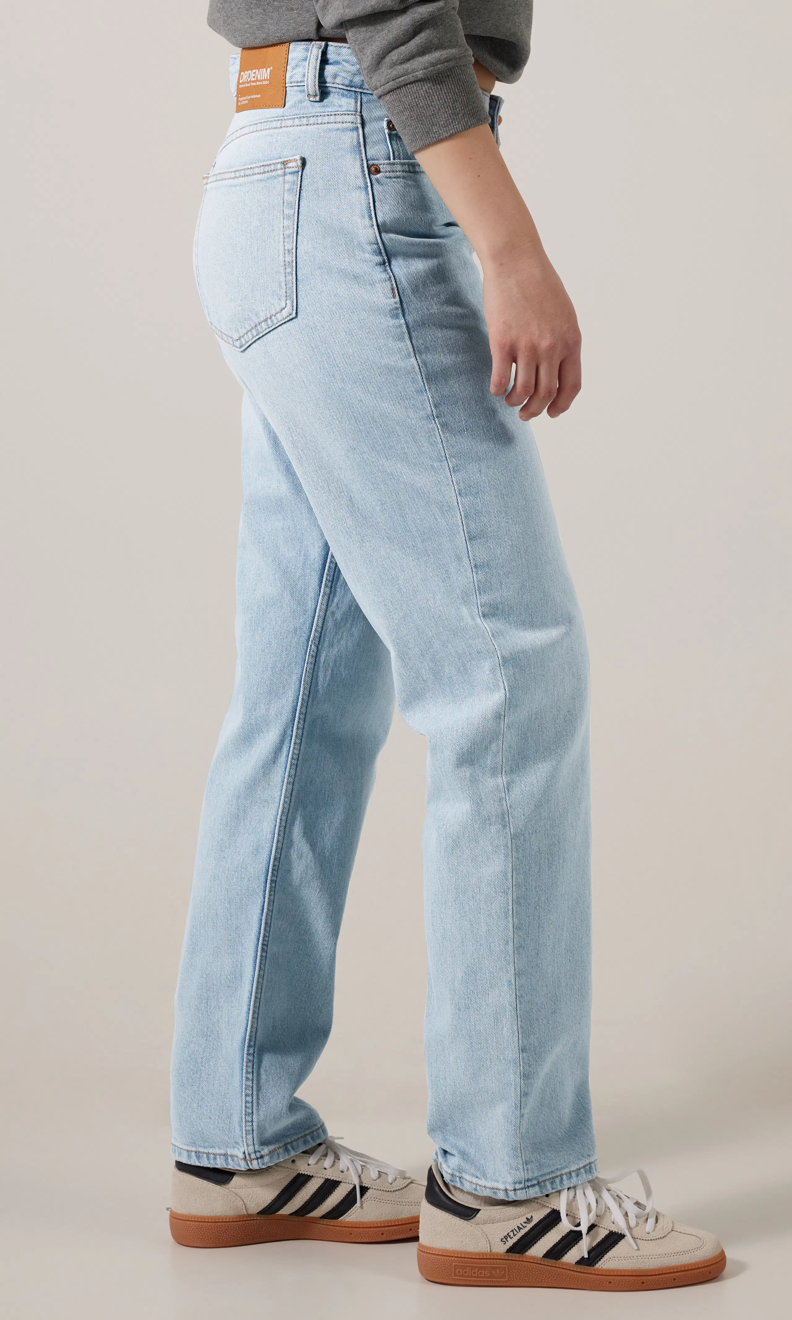 Arch Lys Blå Jeans. Front 2. Model.