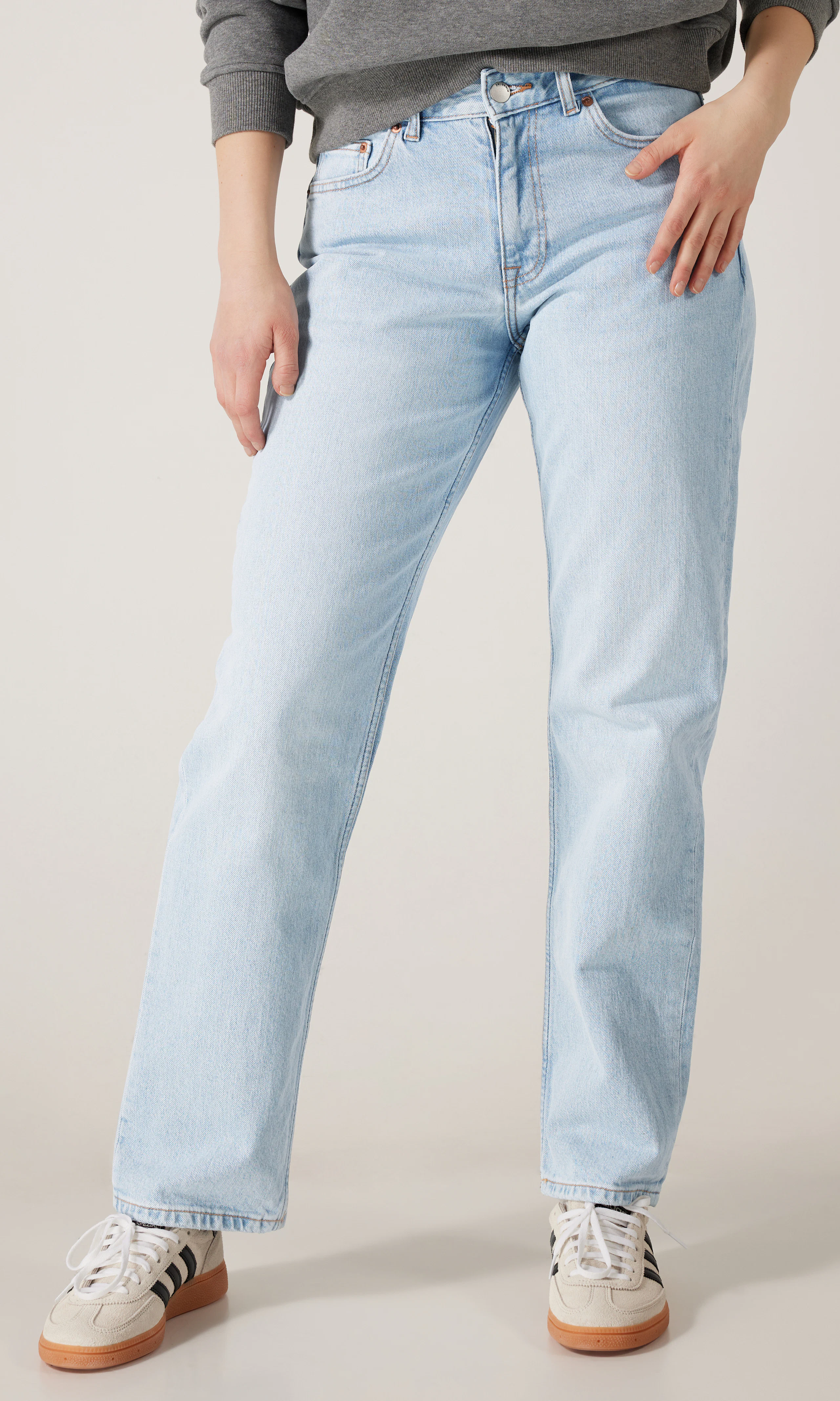 Arch Lys Blå Jeans. Front. Model.