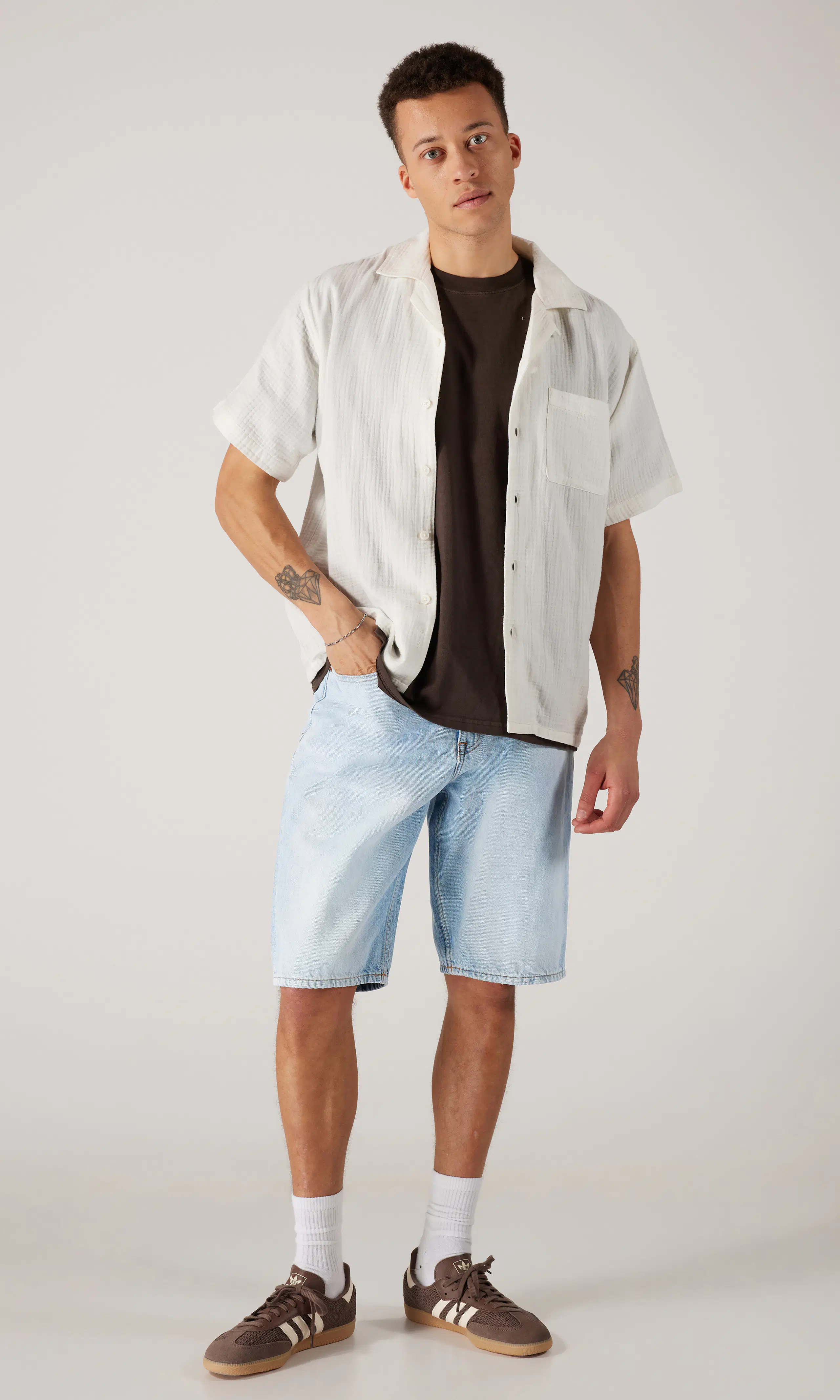 Omar Lys Blå Denim Shorts. Front 1. Model.