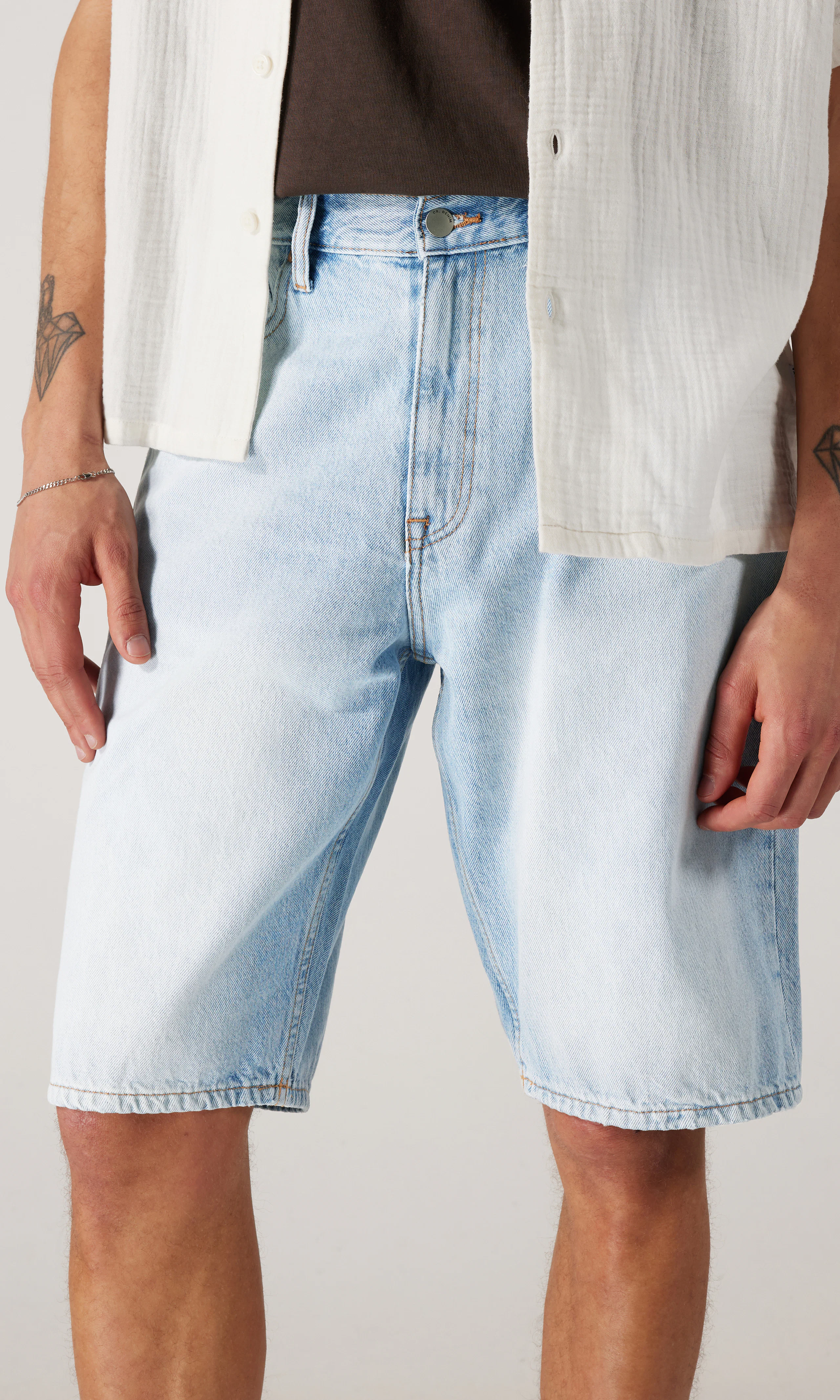 Omar Lys Blå Denim Shorts. Front. Model.