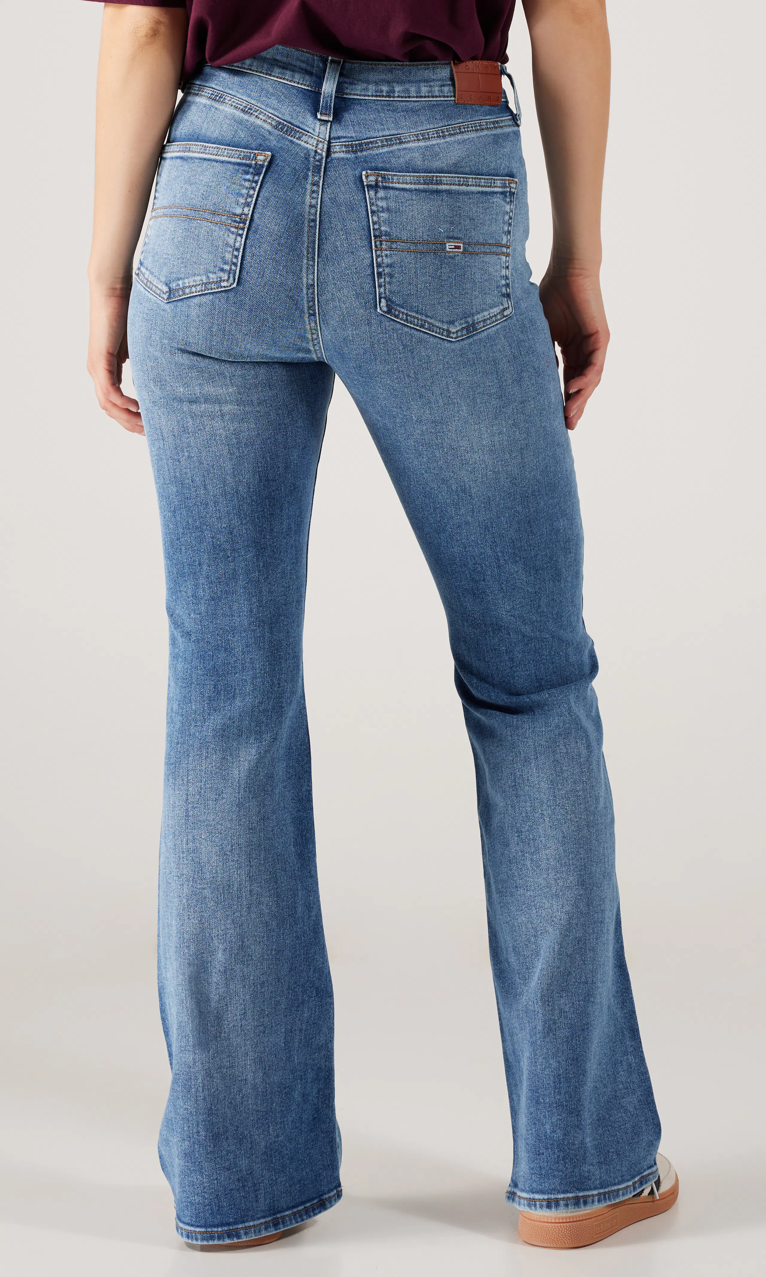Sylvia High Rise Flare Medium Blå Jeans. Back. Model.