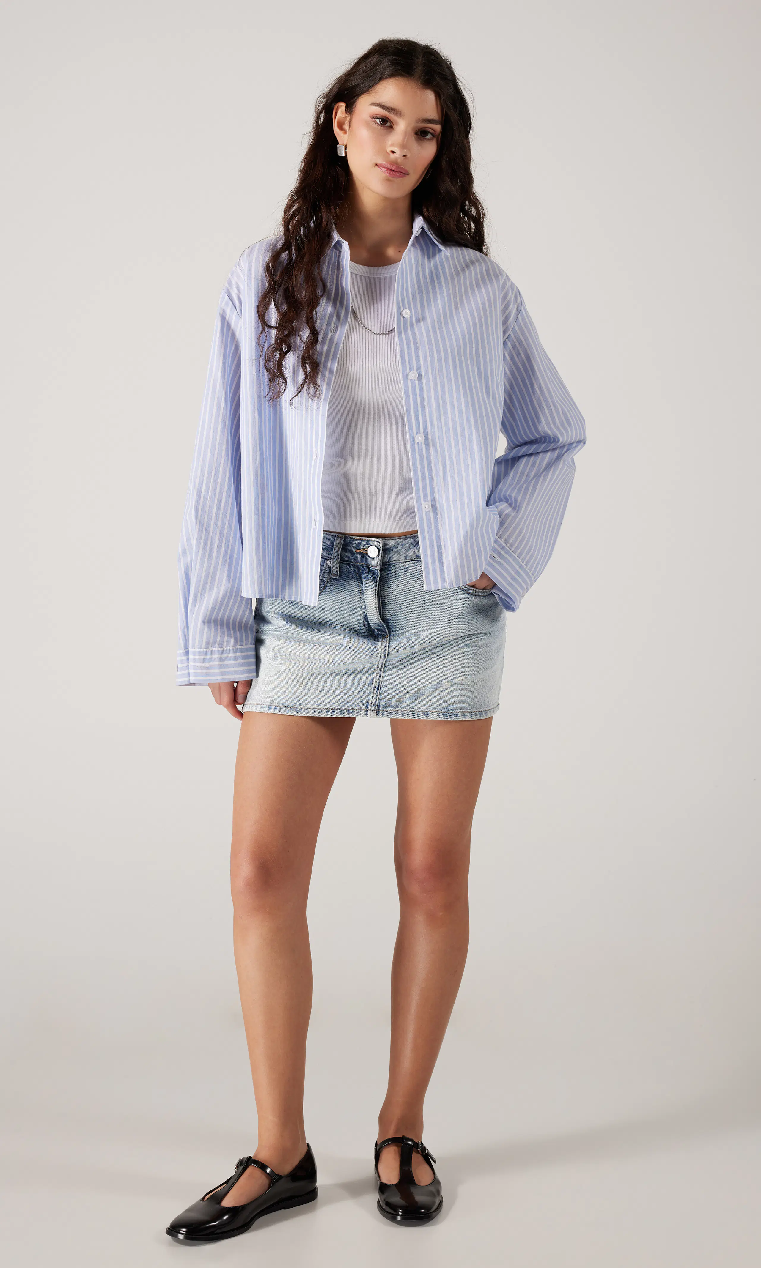 Micro Mini Ljusblå Denim Kjol. Front 1. Model.