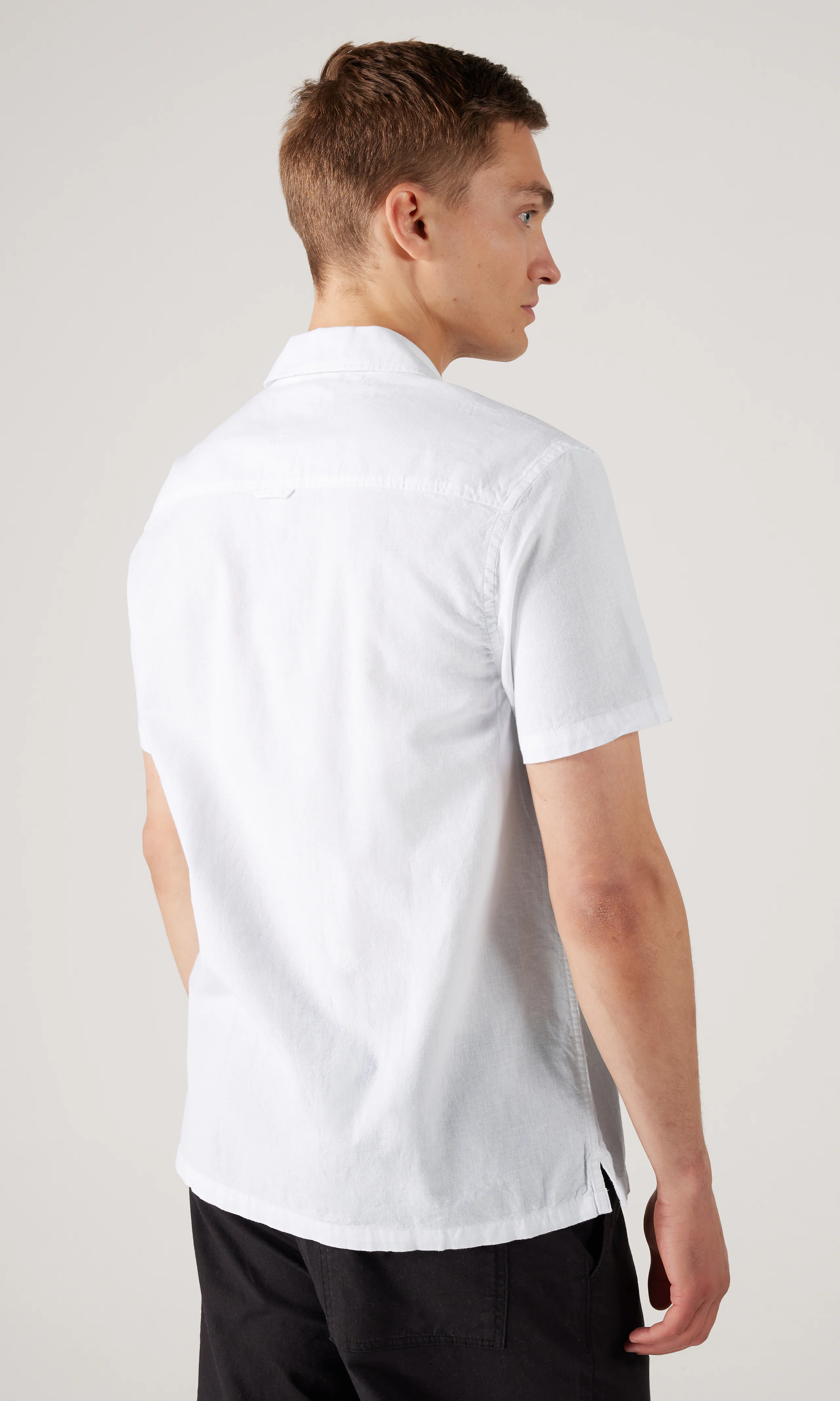 Linen Blend Camp Hvit Linskjorte. Back. Model.