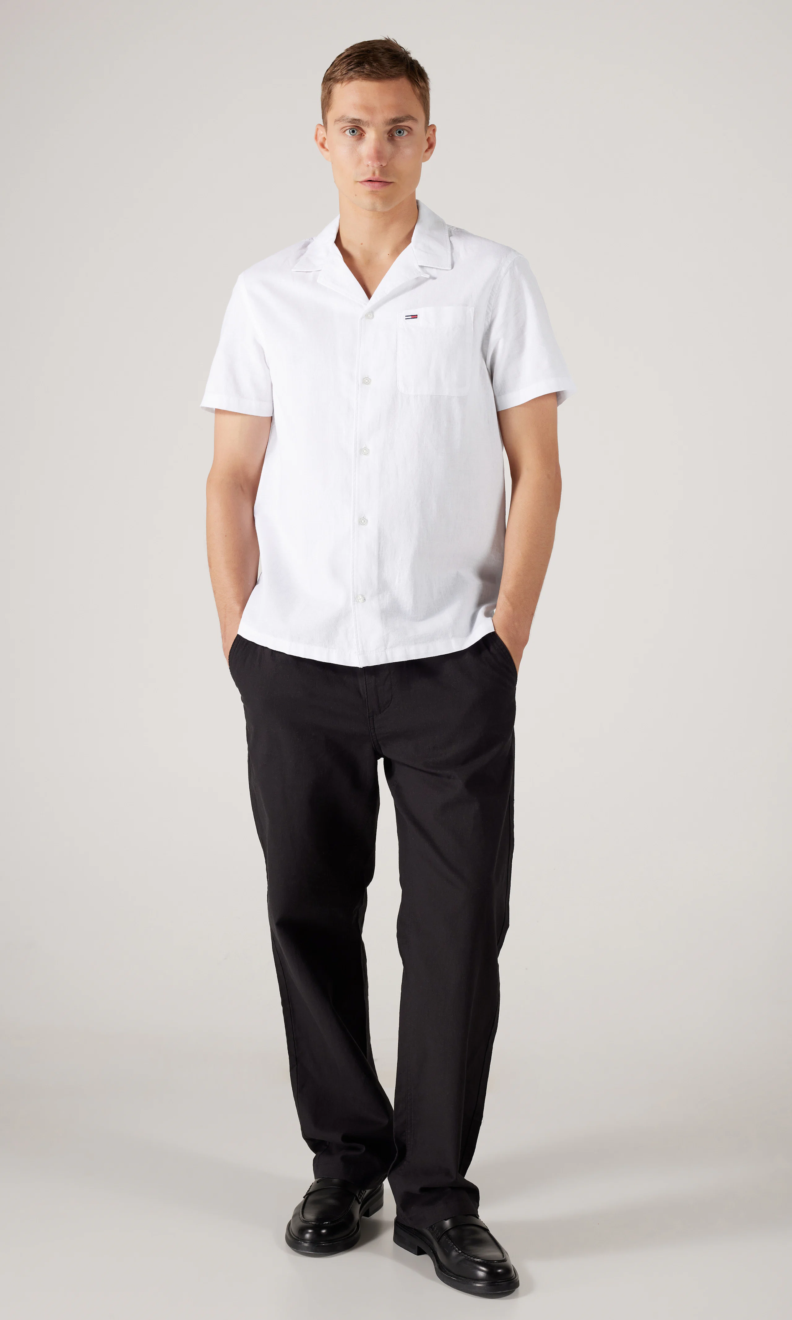 Linen Blend Camp Hvit Linskjorte. Front 1. Model.