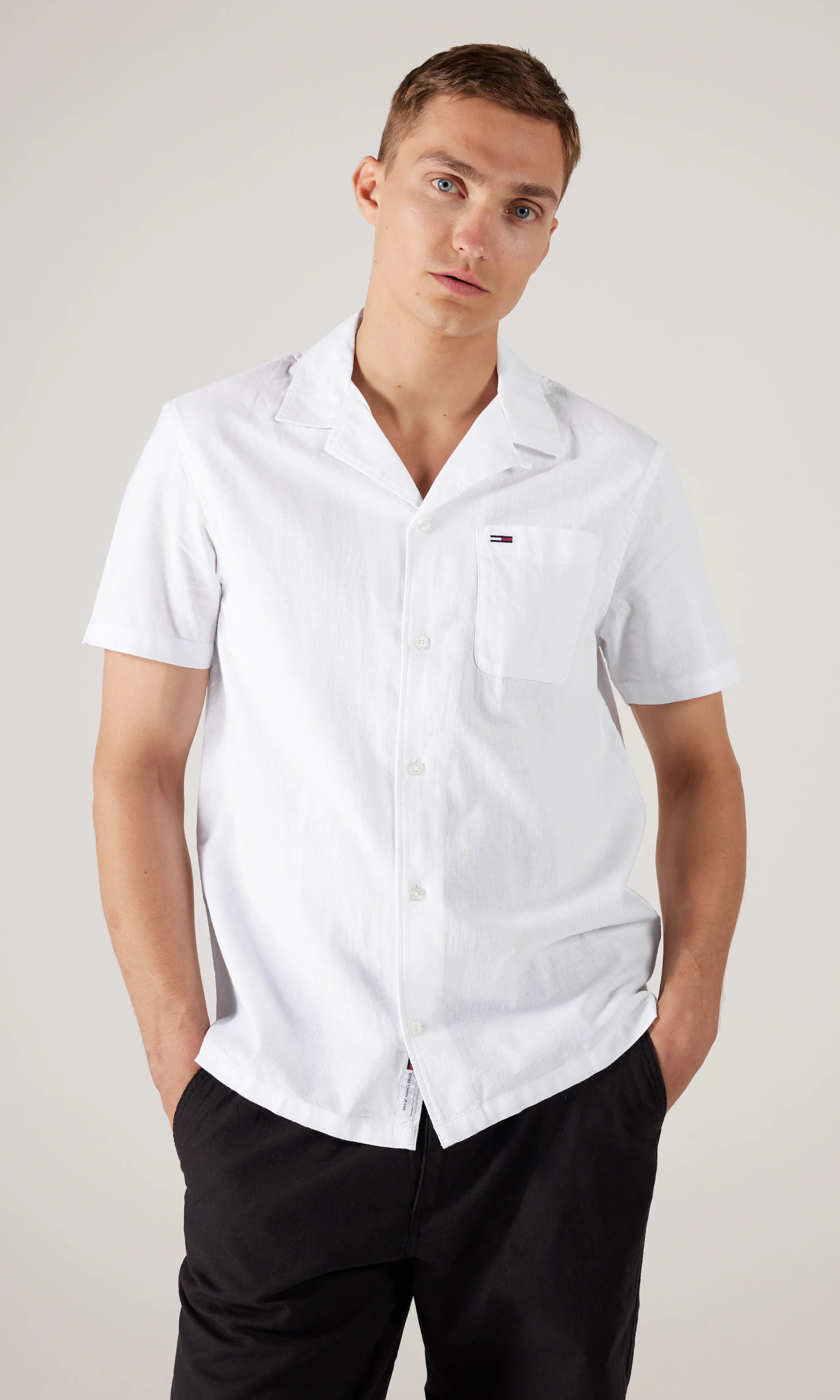 Linen Blend Camp Hvit Linskjorte. Front. Model.