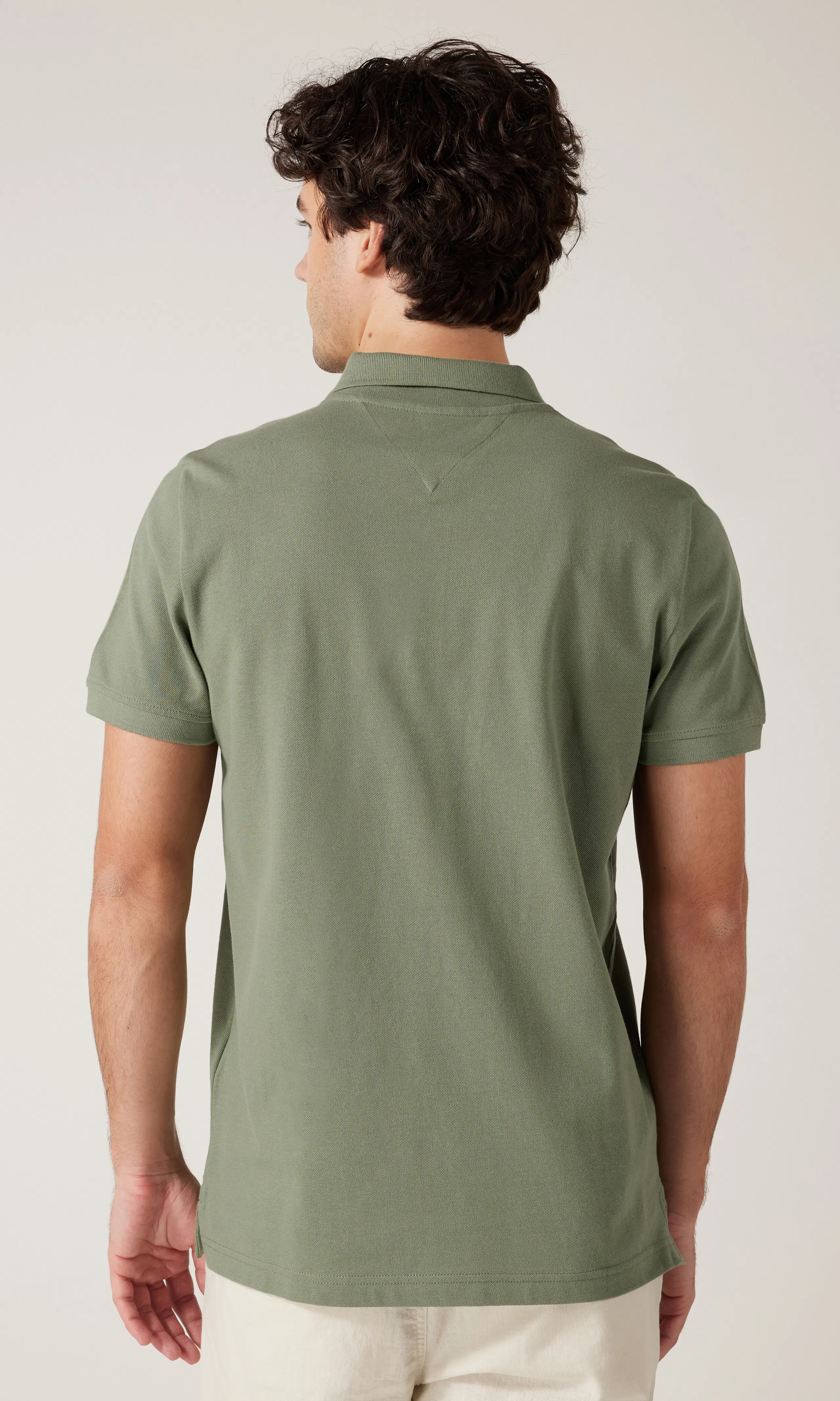 Slim Placket Polo Pikeepaita. Back. Model.