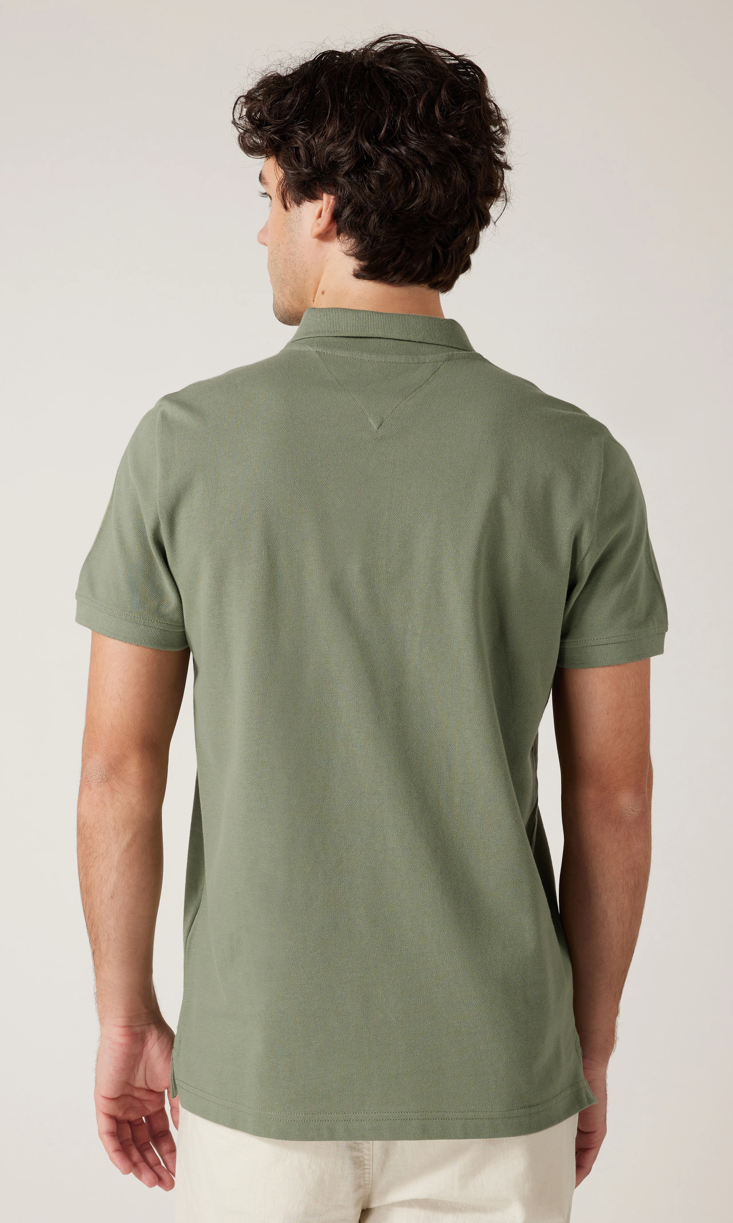 Slim Placket Polo Pikeepaita. Back. Model.