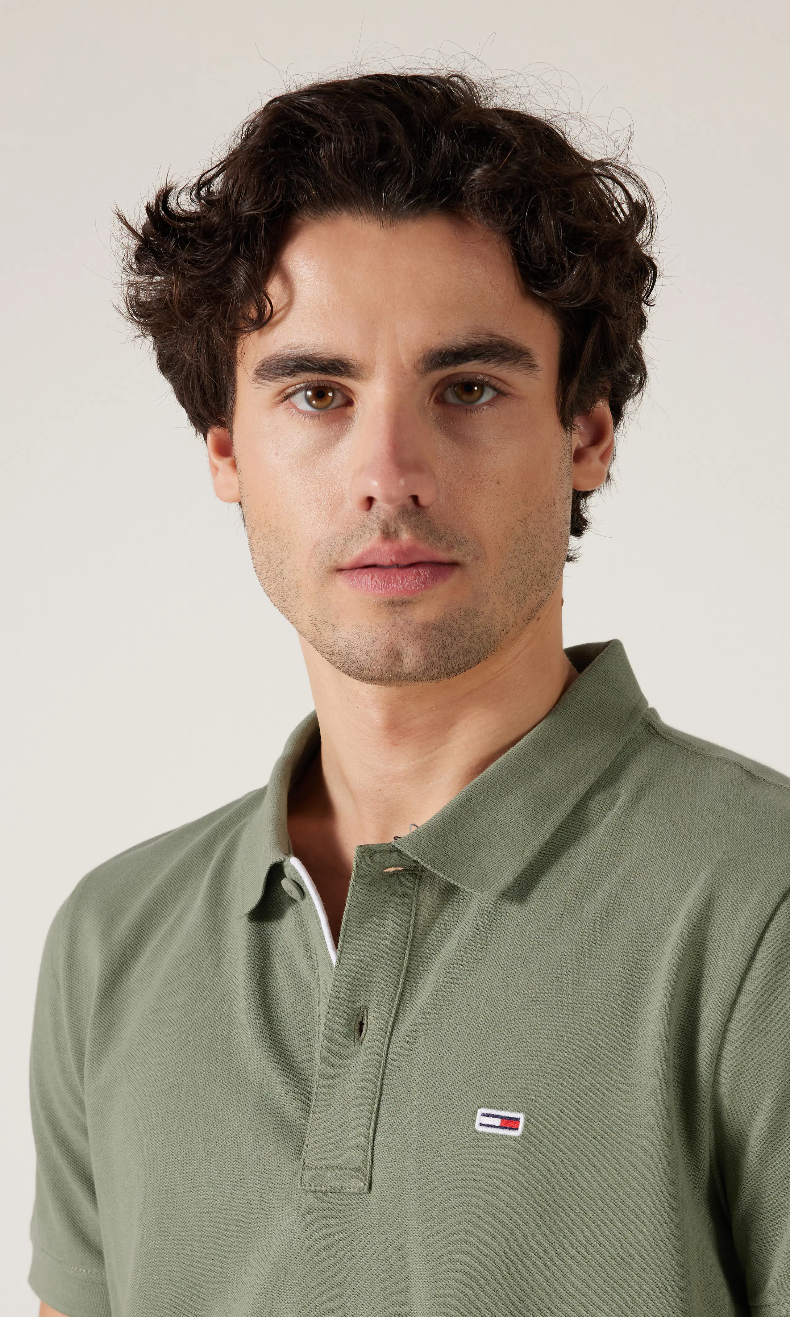Slim Placket Polo Pikeepaita. Detail 1. Model.