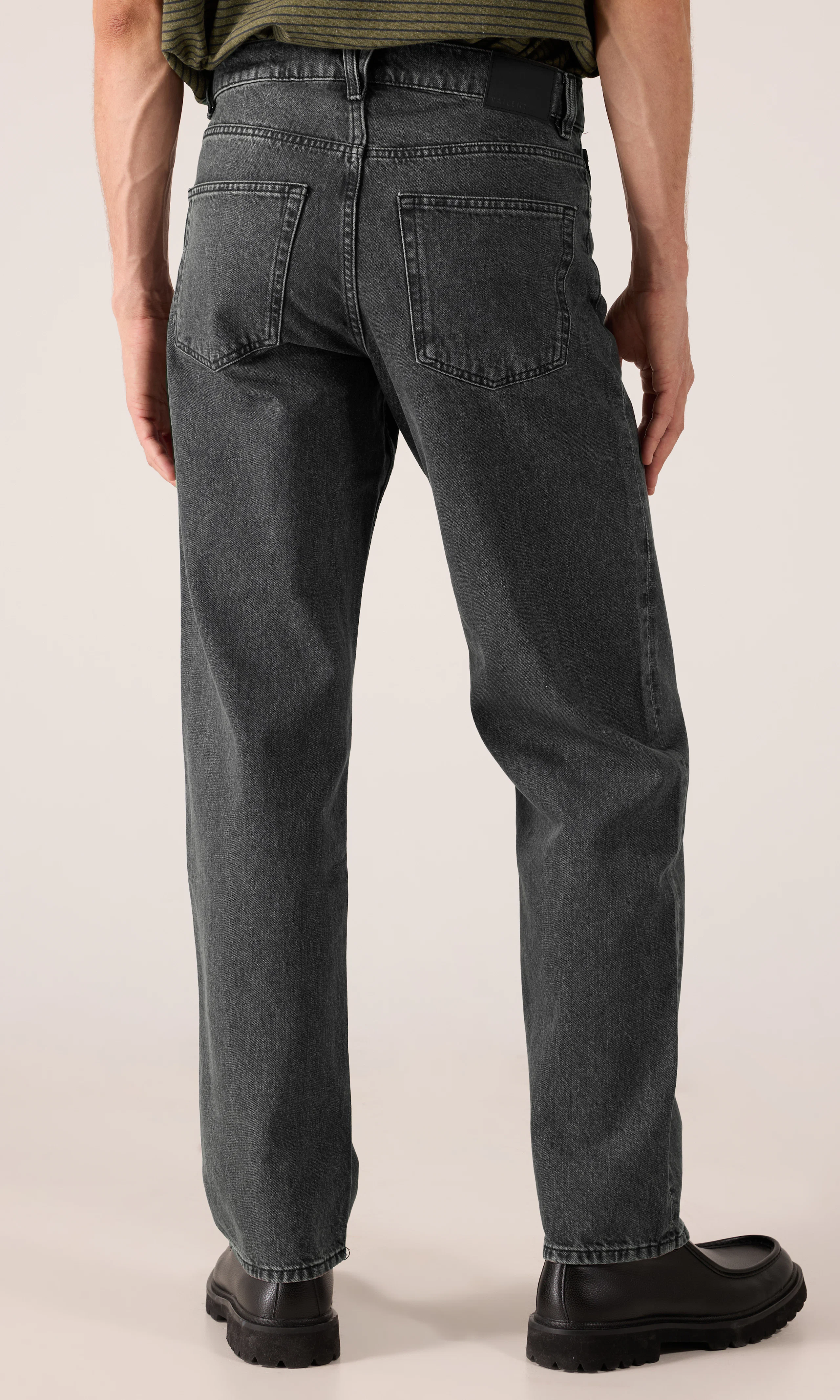 Loose Farkut. Back. Model.