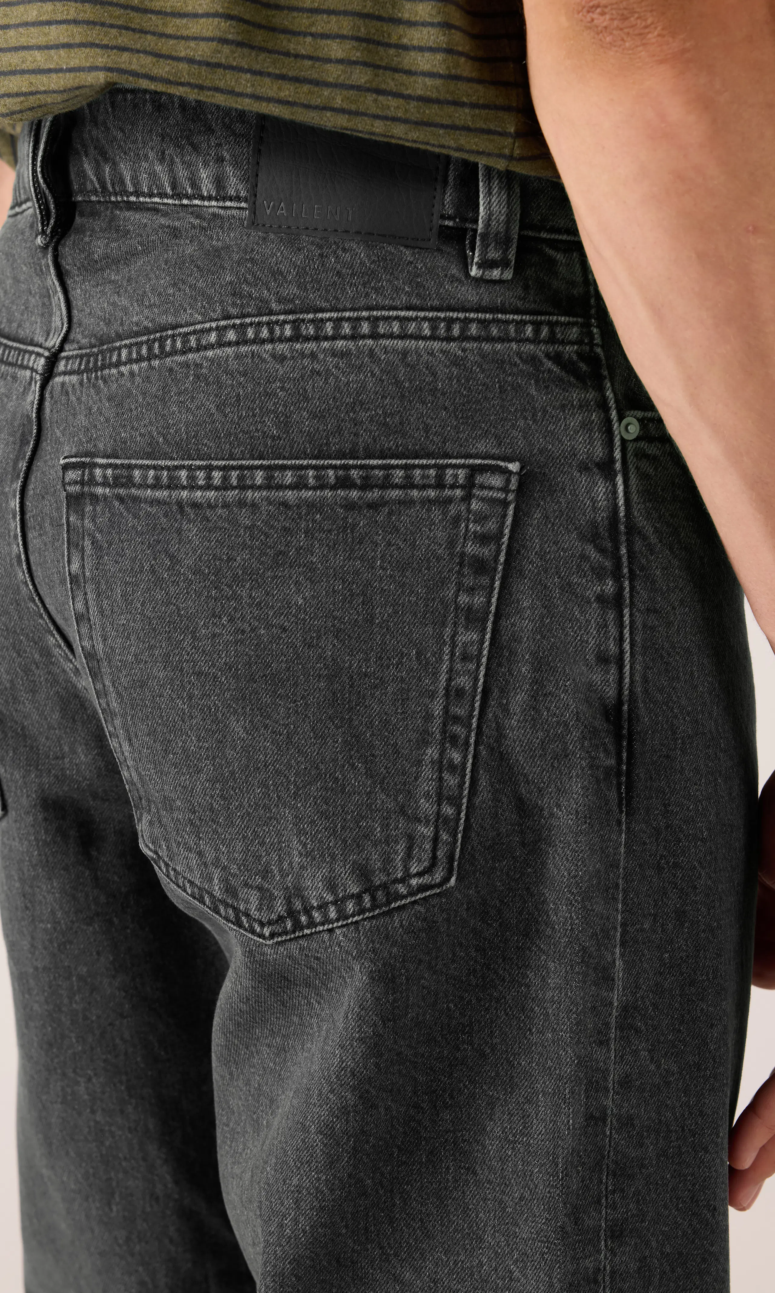 Loose Jeans. Detail 1. Model.