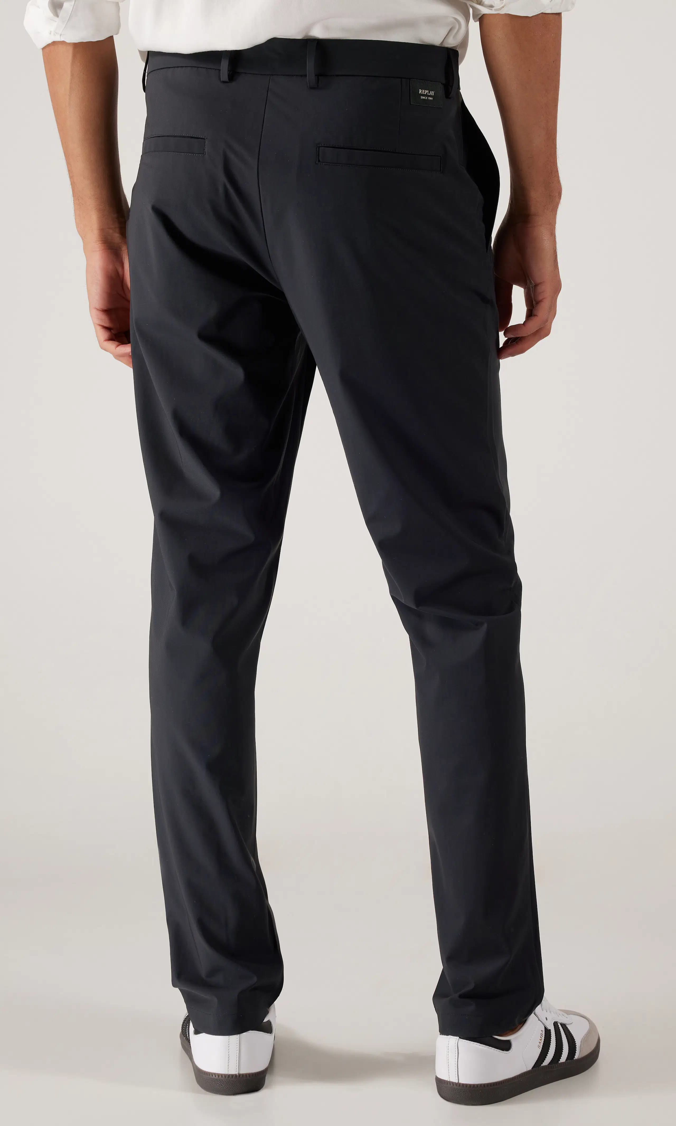 Benni Svarta Chinos. Back. Model.