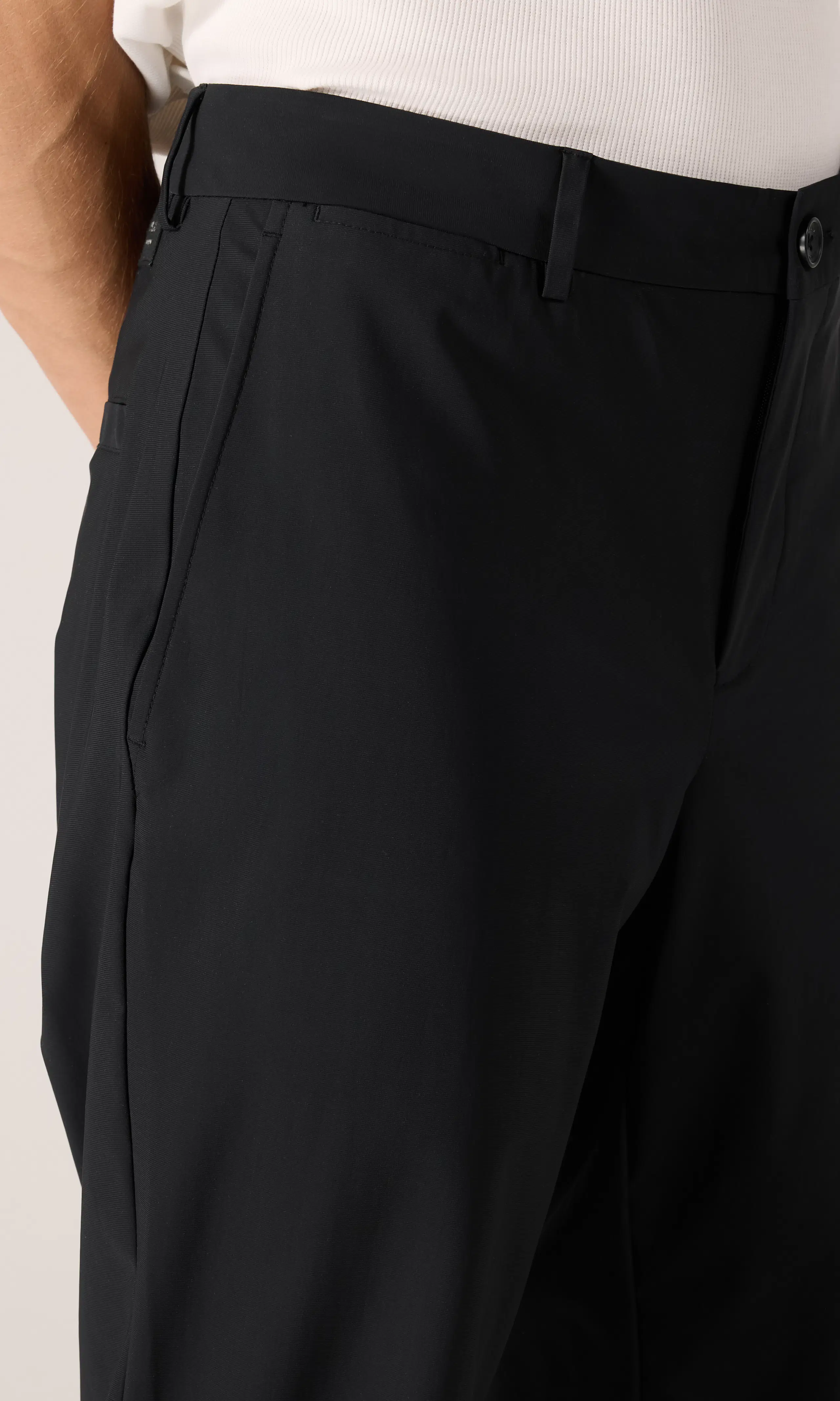 Benni Svarta Chinos. Detail 2. Model.