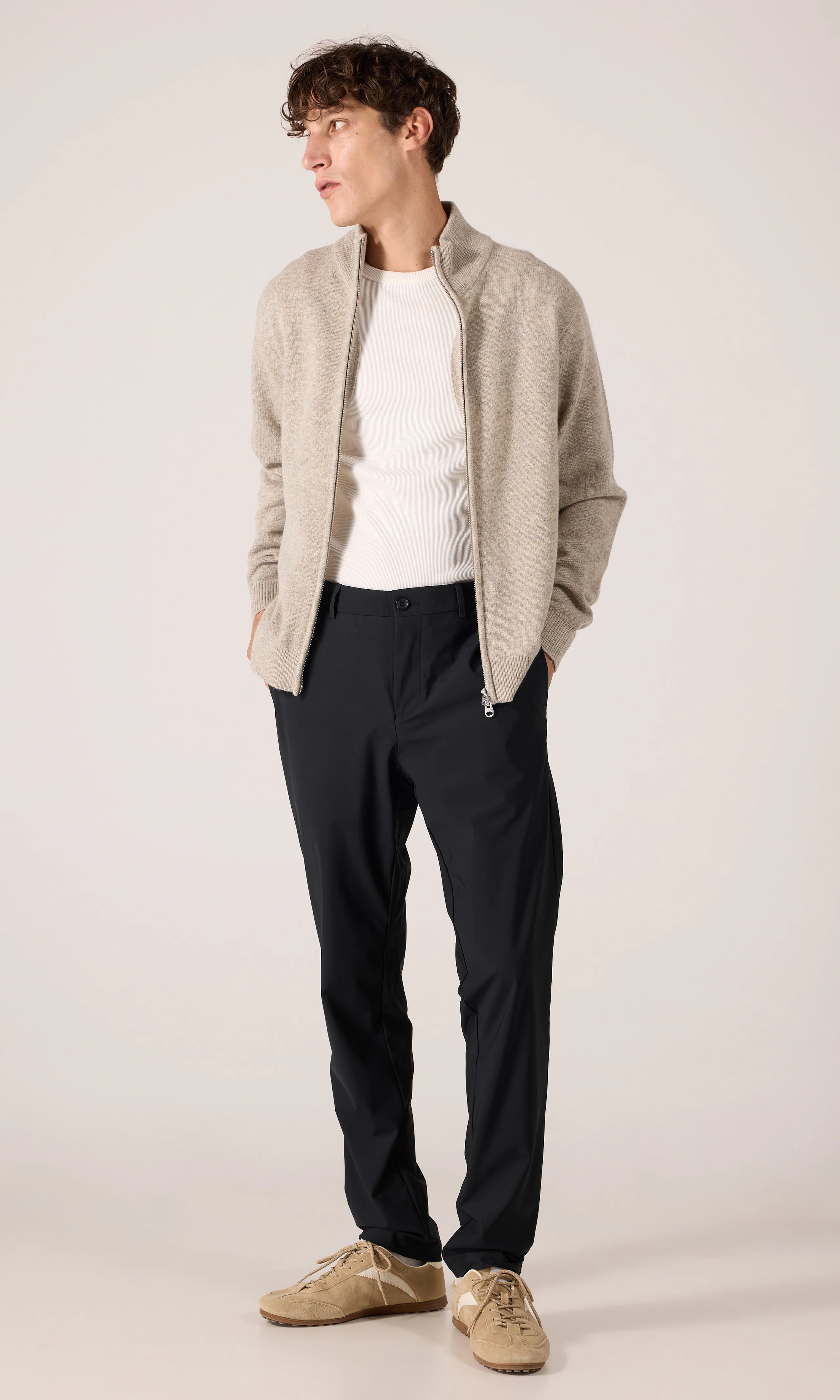 Benni Svarta Chinos. Front 1. Model.