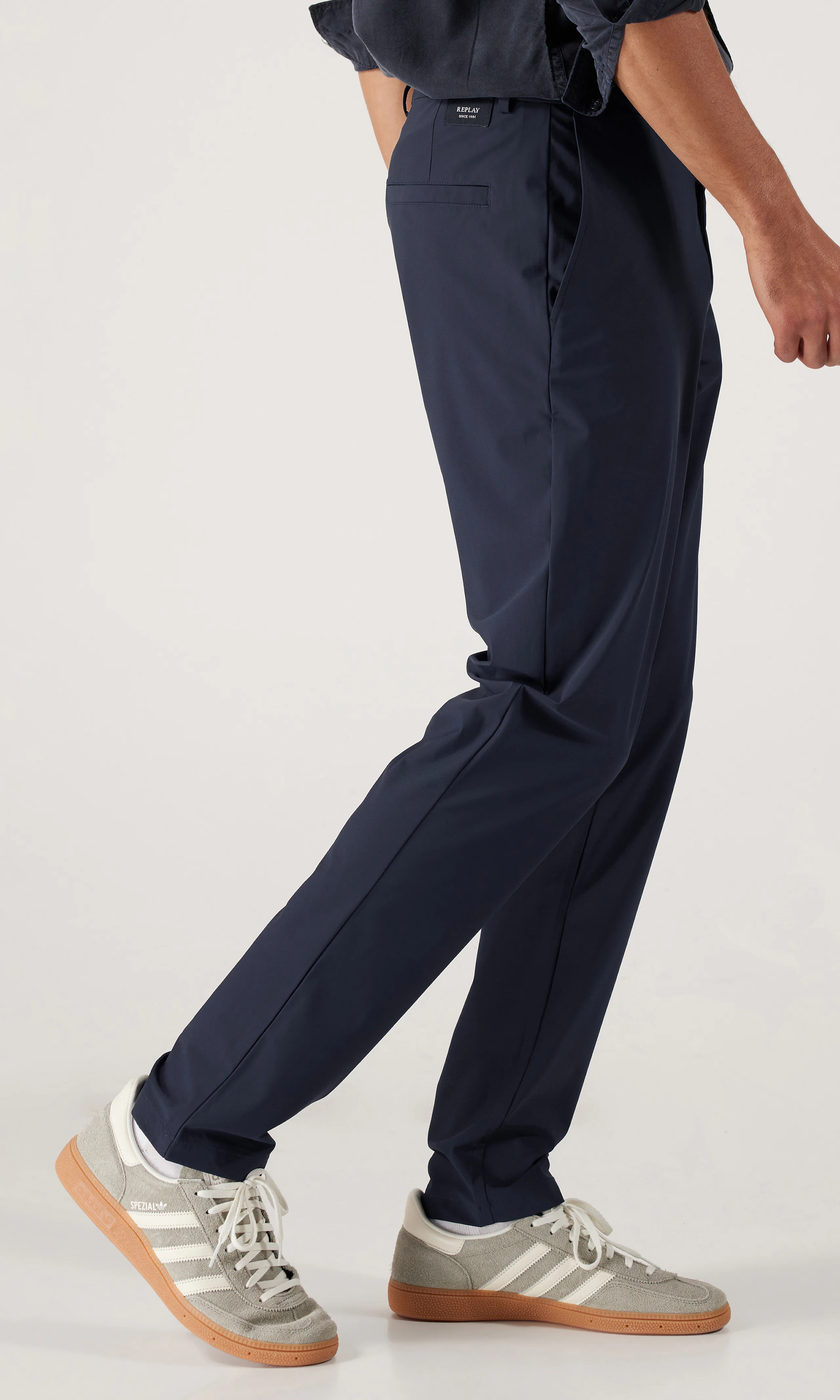 Benni Blå Chinos. Front 2. Model.