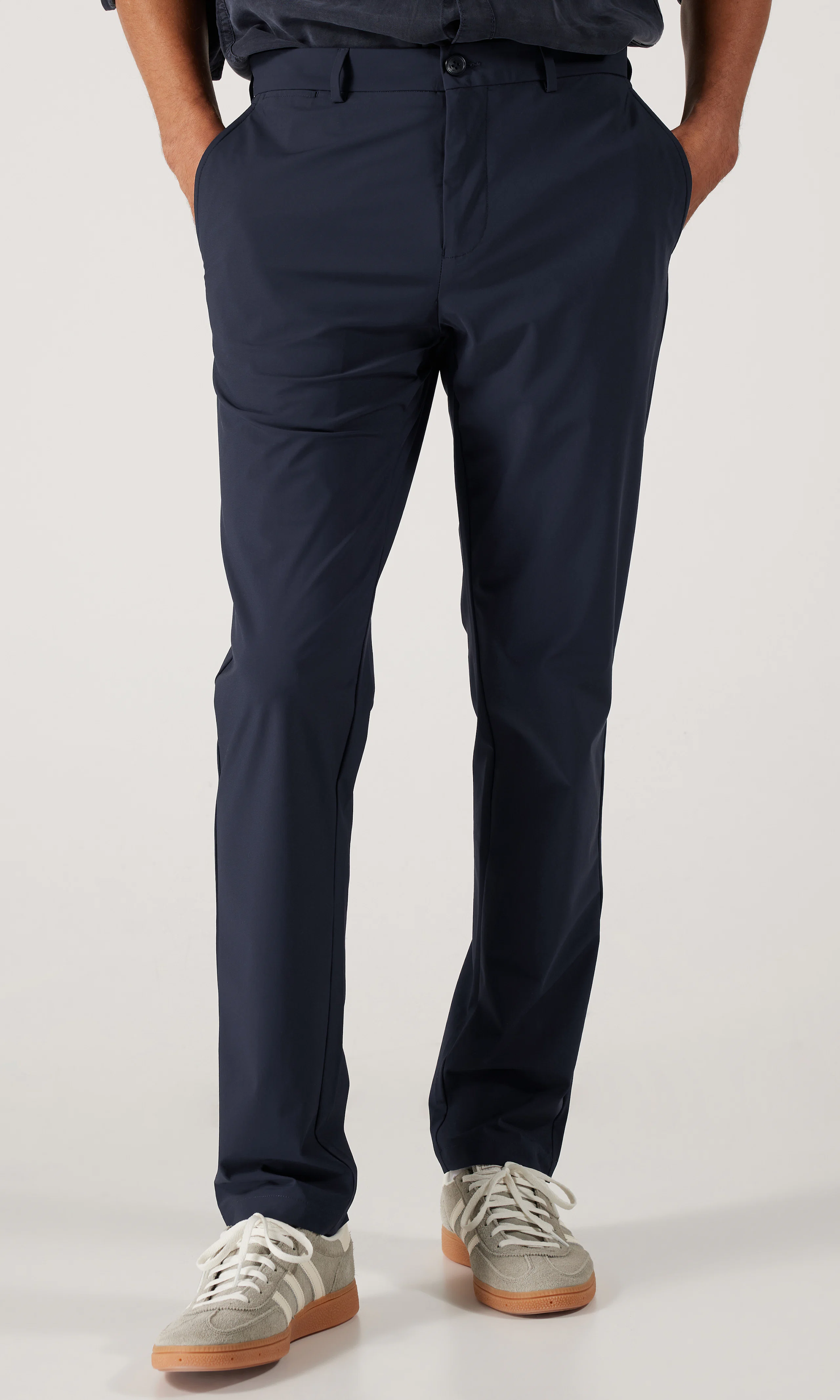 Benni Blå Chinos. Front. Model.