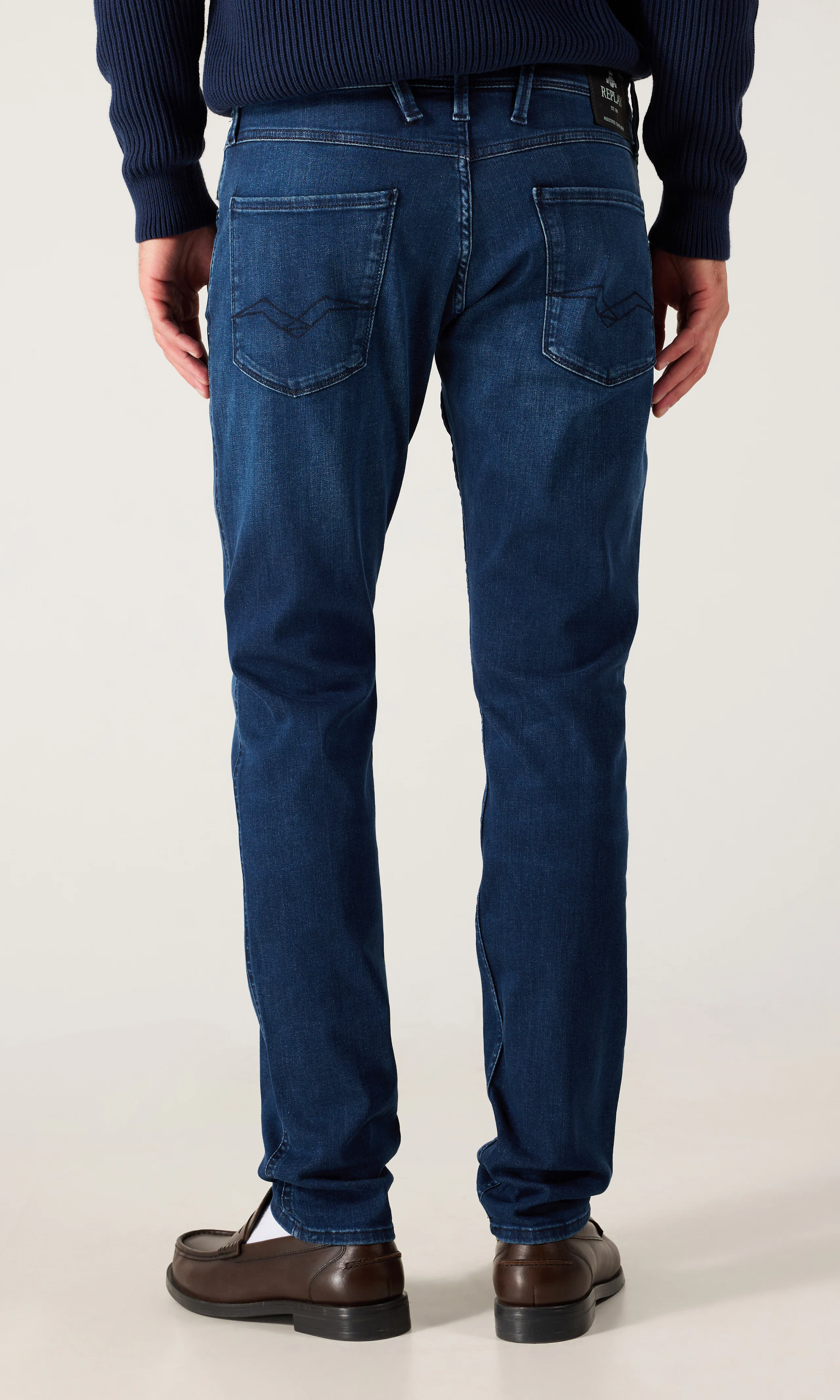 Anbass Medium Blå Jeans. Back. Model.