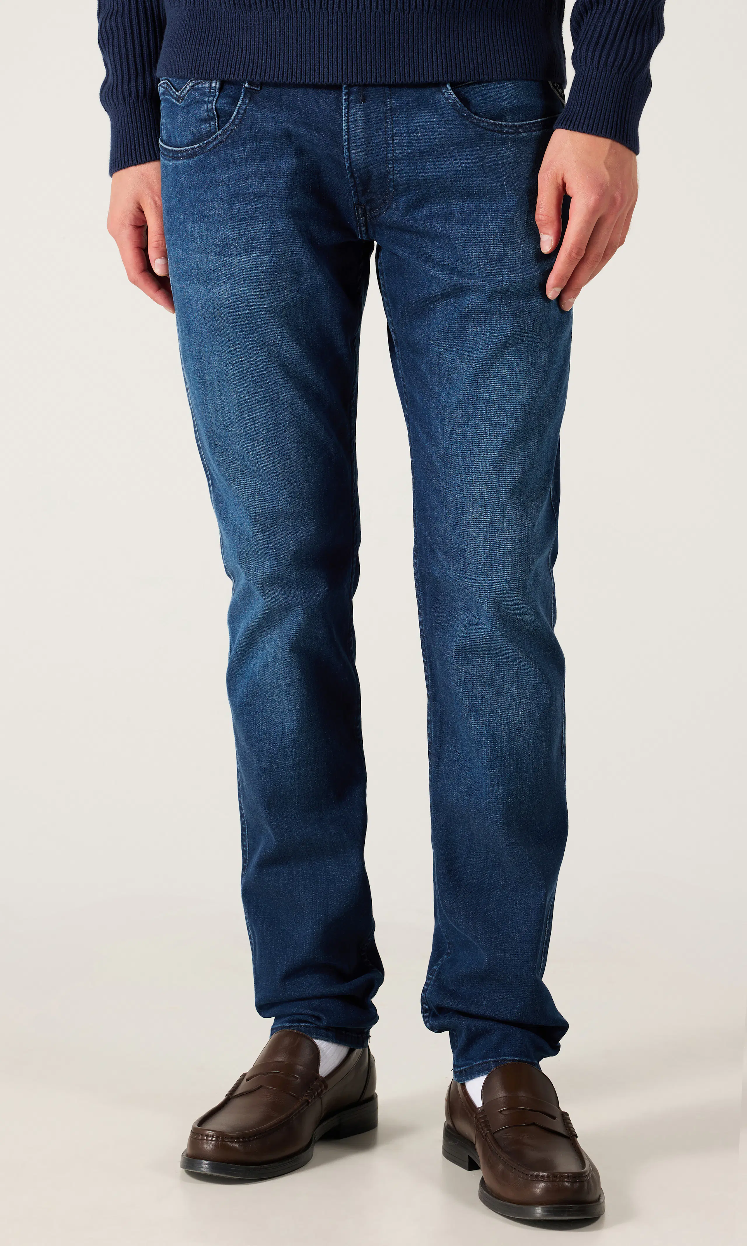Anbass Medium Blå Jeans. Front. Model.
