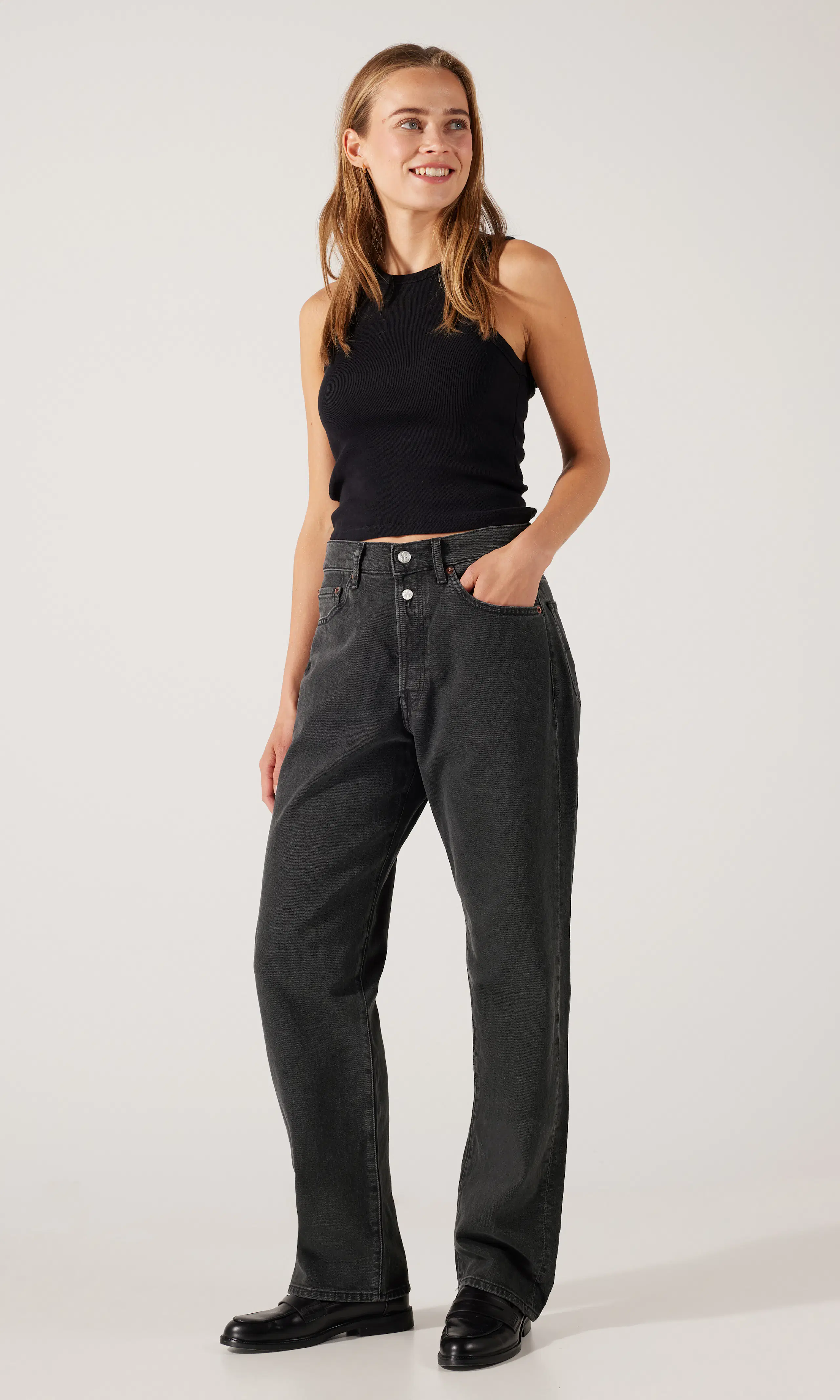 9 Zero 1 Svart Jeans. Front 1. Model.