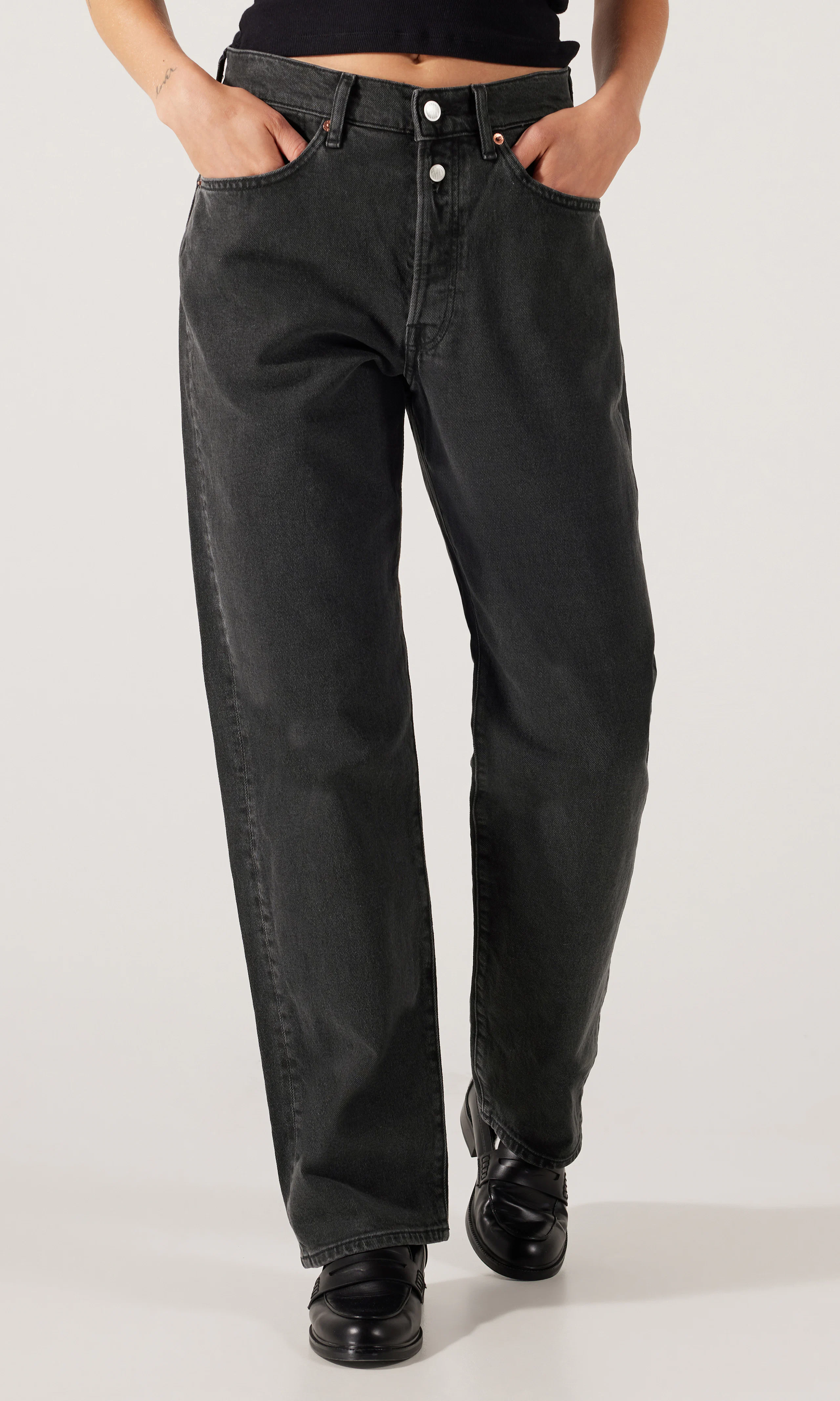 9 Zero 1 Svart Jeans. Front. Model.