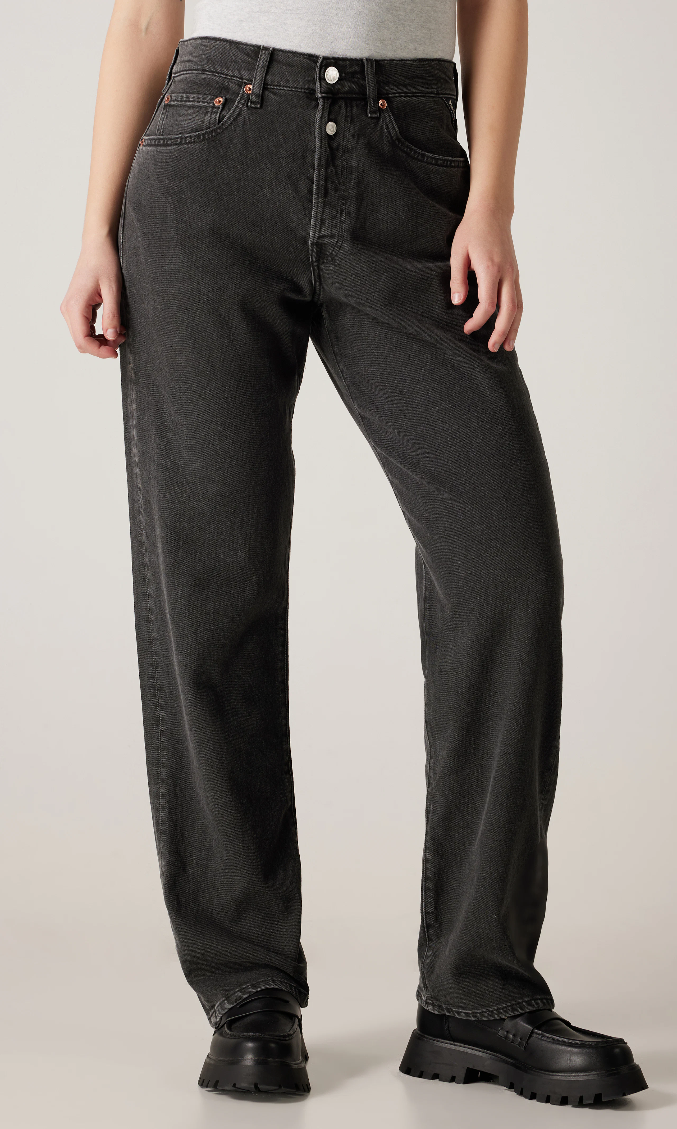 9 Zero 1 Svart Jeans. Front. Model.