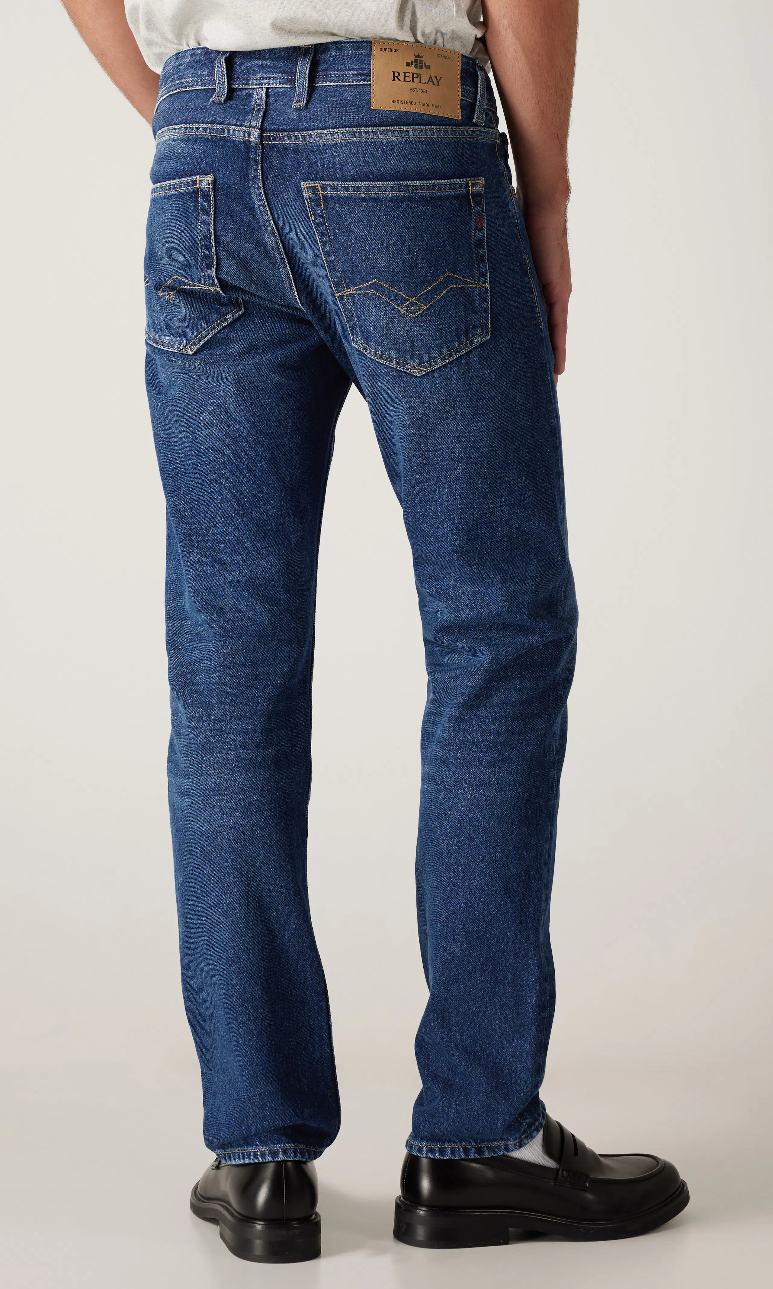 Grover Mörkblå Jeans. Back. Model.