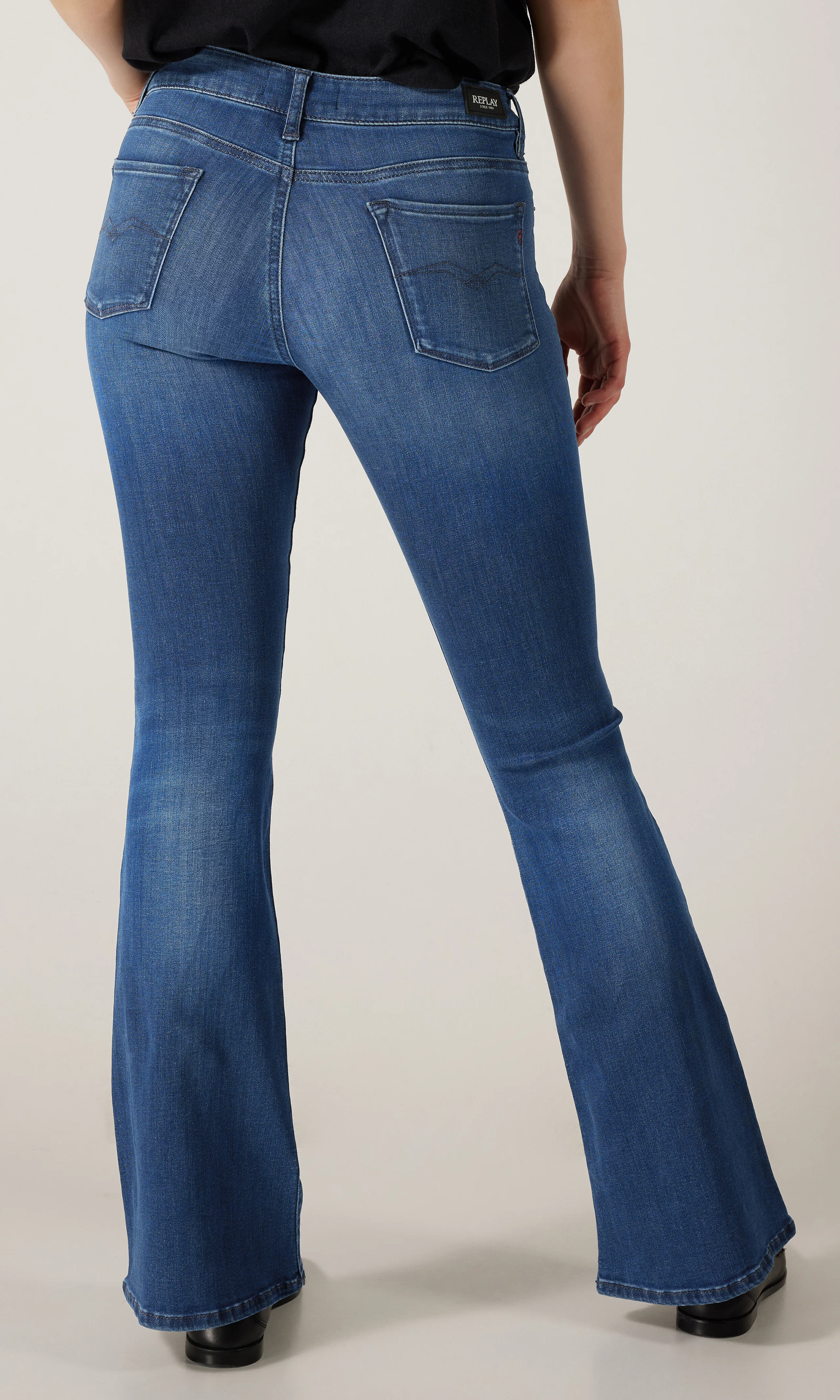 Joella Flare Mørk Blå Jeans. Back. Model.