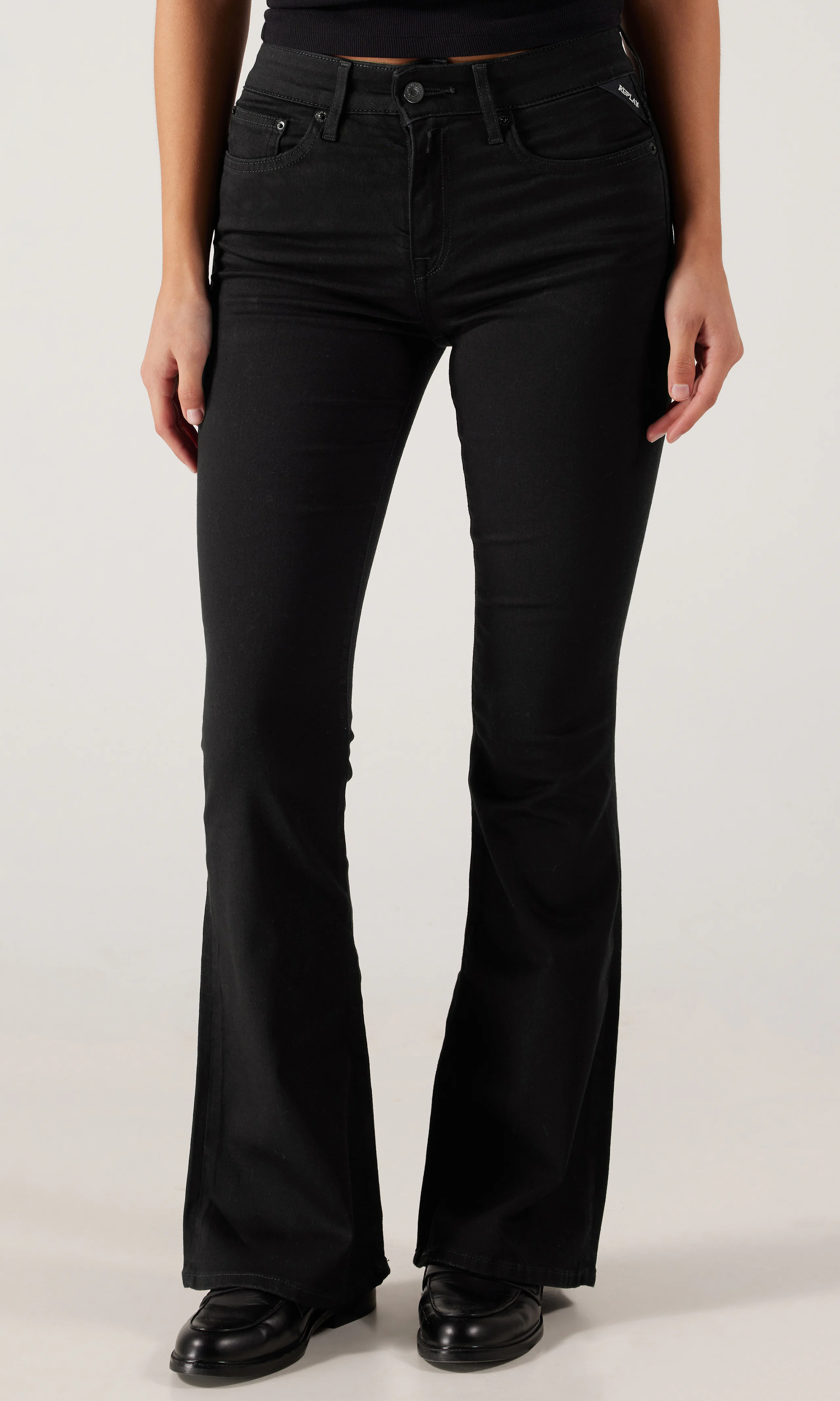 Joella Flare Svarta Jeans. Front. Model.